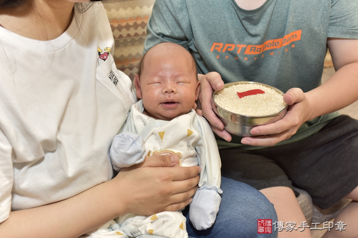 剃胎毛、滿月剃頭、嬰兒剃頭、嬰兒理髮、嬰兒剃髮、嬰兒剃胎毛、嬰兒滿月剃頭、黃寶寶剃頭、剃胎毛儀式、剃胎毛吉祥話、滿月剃頭儀式、滿月剃頭吉祥話、黃寶寶剃胎毛、黃寶寶滿月剃頭理髮、 新北市中和區剃胎毛、新北市中和區滿月剃頭、新北市中和區嬰兒剃頭剃胎毛、新北市中和區嬰兒理髮、台北市中嬰兒剃髮、 黃寶寶(新北市中和區到府嬰兒黃寶寶滿月剃頭理髮、到府嬰兒剃胎毛儀式吉祥話)。到府剃頭剃胎毛主持、專業拍照、DVD光碟、證書。★購買「臍帶章、肚臍章、胎毛筆刷印章」贈送：剃頭、收涎、抓周，三選一。2022.08.28照片10