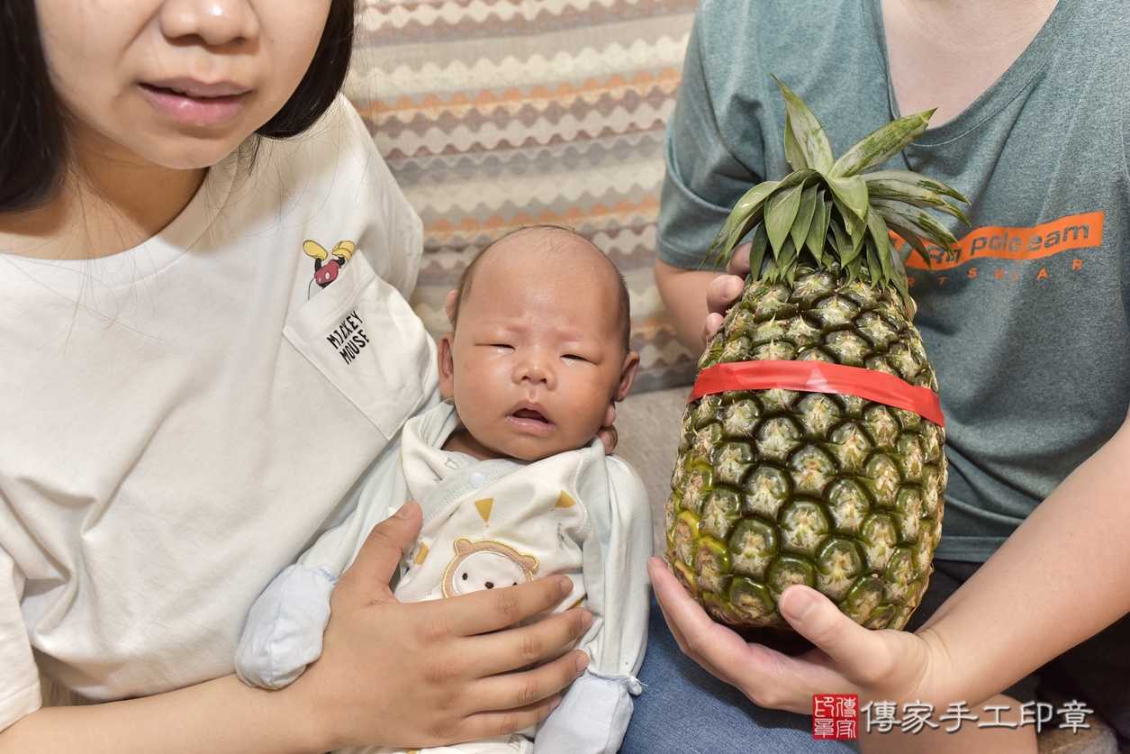 剃胎毛、滿月剃頭、嬰兒剃頭、嬰兒理髮、嬰兒剃髮、嬰兒剃胎毛、嬰兒滿月剃頭、黃寶寶剃頭、剃胎毛儀式、剃胎毛吉祥話、滿月剃頭儀式、滿月剃頭吉祥話、黃寶寶剃胎毛、黃寶寶滿月剃頭理髮、 新北市中和區剃胎毛、新北市中和區滿月剃頭、新北市中和區嬰兒剃頭剃胎毛、新北市中和區嬰兒理髮、台北市中嬰兒剃髮、 黃寶寶(新北市中和區到府嬰兒黃寶寶滿月剃頭理髮、到府嬰兒剃胎毛儀式吉祥話)。到府剃頭剃胎毛主持、專業拍照、DVD光碟、證書。★購買「臍帶章、肚臍章、胎毛筆刷印章」贈送：剃頭、收涎、抓周，三選一。2022.08.28照片24