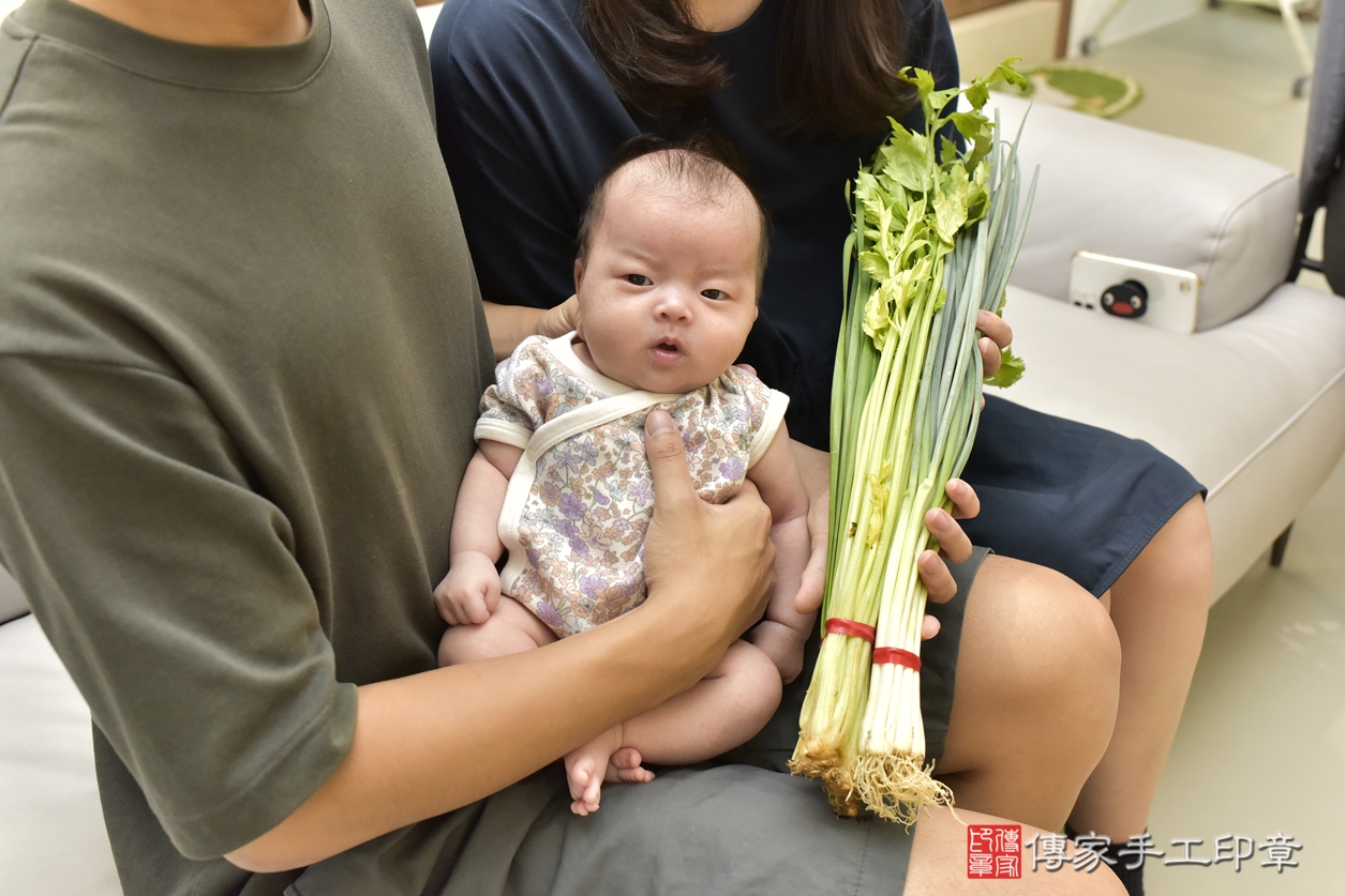 剃胎毛、滿月剃頭、嬰兒剃頭、嬰兒理髮、嬰兒剃髮、嬰兒剃胎毛、嬰兒滿月剃頭、龔寶寶剃頭、剃胎毛儀式、剃胎毛吉祥話、滿月剃頭儀式、滿月剃頭吉祥話、龔寶寶剃胎毛、龔寶寶滿月剃頭理髮、 新北市永和區剃胎毛、新北市永和區滿月剃頭、新北市永和區嬰兒剃頭剃胎毛、新北市永和區嬰兒理髮、台北市中嬰兒剃髮、 龔寶寶(新北市永和區到府嬰兒龔寶寶滿月剃頭理髮、到府嬰兒剃胎毛儀式吉祥話)。到府剃頭剃胎毛主持、專業拍照、DVD光碟、證書。★購買「臍帶章、肚臍章、胎毛筆刷印章」贈送：剃頭、收涎、抓周，三選一。2022.09.14照片12