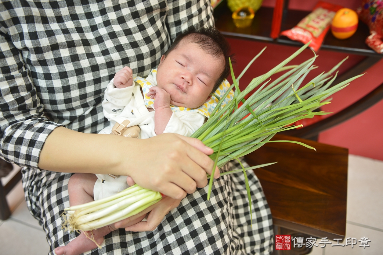 剃胎毛、滿月剃頭、嬰兒剃頭、嬰兒理髮、嬰兒剃髮、嬰兒剃胎毛、嬰兒滿月剃頭、陳寶寶剃頭、剃胎毛儀式、剃胎毛吉祥話、滿月剃頭儀式、滿月剃頭吉祥話、陳寶寶剃胎毛、陳寶寶滿月剃頭理髮、 台中市北區剃胎毛、台中市北區滿月剃頭、台中市北區嬰兒剃頭剃胎毛、台中市北區嬰兒理髮、台中市北區嬰兒剃髮、 陳寶寶(台中市北區嬰兒陳寶寶滿月剃頭理髮、嬰兒剃胎毛儀式吉祥話)。中國風會場，爸媽寶貝穿「日中韓」古裝禮服。專業拍照、DVD光碟、證書。★購買「臍帶章、肚臍章、胎毛筆刷印章」贈送：剃頭、收涎、抓周，三選一。2022.07.27照片6