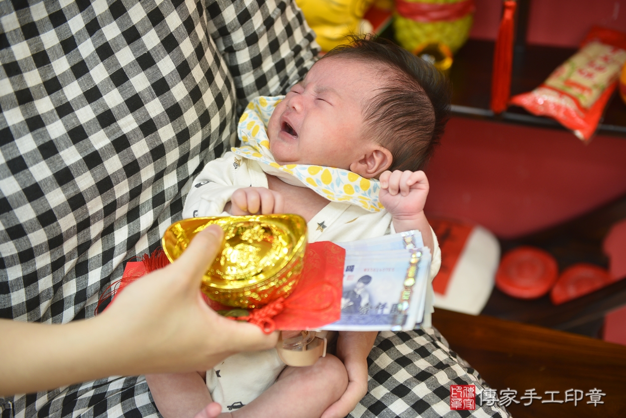 剃胎毛、滿月剃頭、嬰兒剃頭、嬰兒理髮、嬰兒剃髮、嬰兒剃胎毛、嬰兒滿月剃頭、陳寶寶剃頭、剃胎毛儀式、剃胎毛吉祥話、滿月剃頭儀式、滿月剃頭吉祥話、陳寶寶剃胎毛、陳寶寶滿月剃頭理髮、 台中市北區剃胎毛、台中市北區滿月剃頭、台中市北區嬰兒剃頭剃胎毛、台中市北區嬰兒理髮、台中市北區嬰兒剃髮、 陳寶寶(台中市北區嬰兒陳寶寶滿月剃頭理髮、嬰兒剃胎毛儀式吉祥話)。中國風會場，爸媽寶貝穿「日中韓」古裝禮服。專業拍照、DVD光碟、證書。★購買「臍帶章、肚臍章、胎毛筆刷印章」贈送：剃頭、收涎、抓周，三選一。2022.07.27照片7