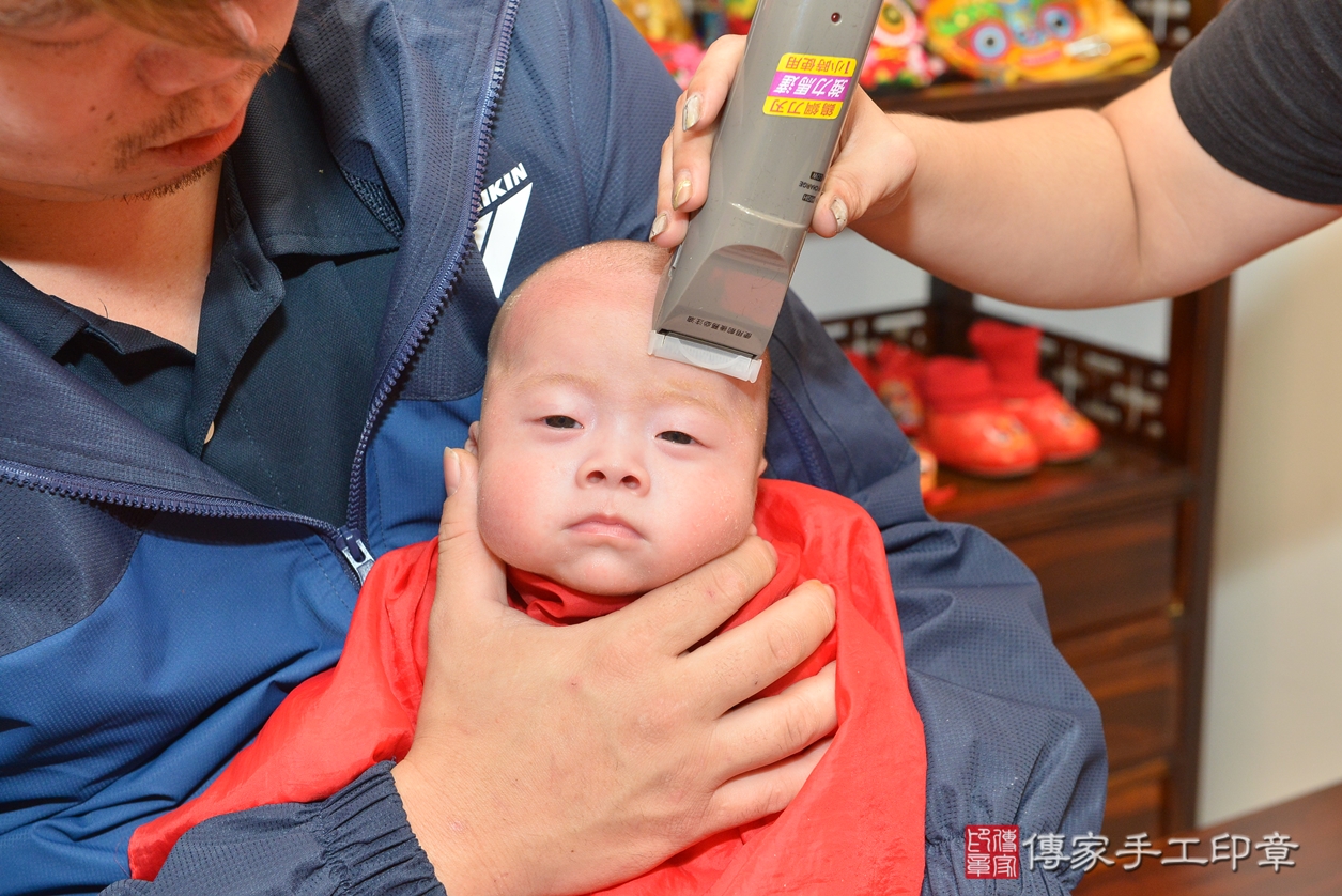 剃胎毛、滿月剃頭、嬰兒剃頭、嬰兒理髮、嬰兒剃髮、嬰兒剃胎毛、嬰兒滿月剃頭、葉寶寶 (雙胞胎)剃頭、剃胎毛儀式、剃胎毛吉祥話、滿月剃頭儀式、滿月剃頭吉祥話、葉寶寶 (雙胞胎)剃胎毛、葉寶寶 (雙胞胎)滿月剃頭理髮、 新竹市香山區剃胎毛、新竹市香山區滿月剃頭、新竹市香山區嬰兒剃頭剃胎毛、新竹市香山區嬰兒理髮、新竹市香山區嬰兒剃髮、 葉寶寶 (雙胞胎)(新竹市香山區嬰兒葉寶寶 (雙胞胎)滿月剃頭理髮、嬰兒剃胎毛儀式吉祥話)。中國風會場，爸媽寶貝穿「日中韓」古裝禮服。專業拍照、DVD光碟、證書。★購買「臍帶章、肚臍章、胎毛筆刷印章」贈送：剃頭、收涎、抓周，三選一。2022.02.13照片12