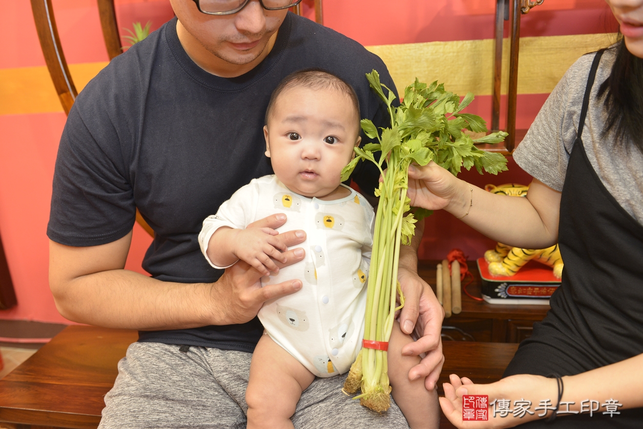 剃胎毛、滿月剃頭、嬰兒剃頭、嬰兒理髮、嬰兒剃髮、嬰兒剃胎毛、嬰兒滿月剃頭、王寶寶剃頭、剃胎毛儀式、剃胎毛吉祥話、滿月剃頭儀式、滿月剃頭吉祥話、王寶寶剃胎毛、王寶寶滿月剃頭理髮、 新北市永和區剃胎毛、新北市永和區滿月剃頭、新北市永和區嬰兒剃頭剃胎毛、新北市永和區嬰兒理髮、新北市永和區嬰兒剃髮、 王寶寶(新北市永和區嬰兒王寶寶滿月剃頭理髮、嬰兒剃胎毛儀式吉祥話)。中國風會場，爸媽寶貝穿「日中韓」古裝禮服。專業拍照、DVD光碟、證書。★購買「臍帶章、肚臍章、胎毛筆刷印章」贈送：剃頭、收涎、抓周，三選一。2022.11.28照片4