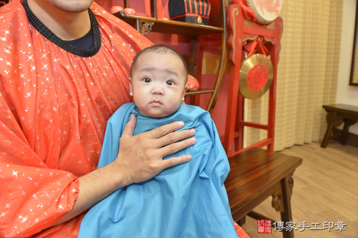 剃胎毛、滿月剃頭、嬰兒剃頭、嬰兒理髮、嬰兒剃髮、嬰兒剃胎毛、嬰兒滿月剃頭、王寶寶剃頭、剃胎毛儀式、剃胎毛吉祥話、滿月剃頭儀式、滿月剃頭吉祥話、王寶寶剃胎毛、王寶寶滿月剃頭理髮、 新北市永和區剃胎毛、新北市永和區滿月剃頭、新北市永和區嬰兒剃頭剃胎毛、新北市永和區嬰兒理髮、新北市永和區嬰兒剃髮、 王寶寶(新北市永和區嬰兒王寶寶滿月剃頭理髮、嬰兒剃胎毛儀式吉祥話)。中國風會場，爸媽寶貝穿「日中韓」古裝禮服。專業拍照、DVD光碟、證書。★購買「臍帶章、肚臍章、胎毛筆刷印章」贈送：剃頭、收涎、抓周，三選一。2022.11.28照片8