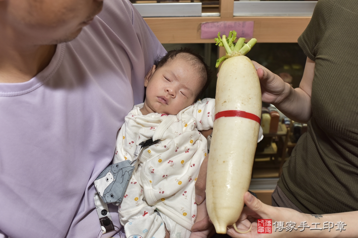 剃胎毛、滿月剃頭、嬰兒剃頭、嬰兒理髮、嬰兒剃髮、嬰兒剃胎毛、嬰兒滿月剃頭、蔡寶寶剃頭、剃胎毛儀式、剃胎毛吉祥話、滿月剃頭儀式、滿月剃頭吉祥話、蔡寶寶剃胎毛、蔡寶寶滿月剃頭理髮、 新北市永和區剃胎毛、新北市永和區滿月剃頭、新北市永和區嬰兒剃頭剃胎毛、新北市永和區嬰兒理髮、新北市永和區嬰兒剃髮、 蔡寶寶(新北市永和區嬰兒蔡寶寶滿月剃頭理髮、嬰兒剃胎毛儀式吉祥話)。中國風會場，爸媽寶貝穿「日中韓」古裝禮服。專業拍照、DVD光碟、證書。★購買「臍帶章、肚臍章、胎毛筆刷印章」贈送：剃頭、收涎、抓周，三選一。2022.11.28照片6