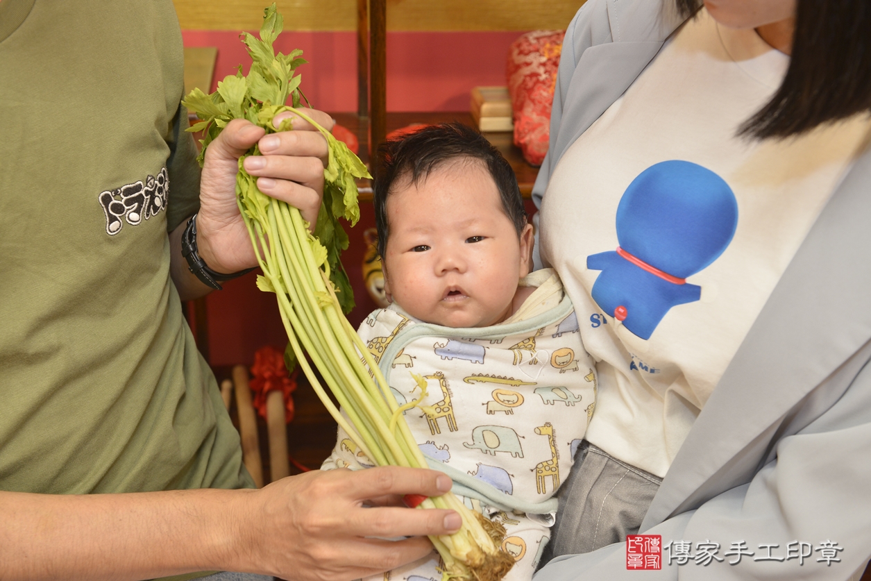 剃胎毛、滿月剃頭、嬰兒剃頭、嬰兒理髮、嬰兒剃髮、嬰兒剃胎毛、嬰兒滿月剃頭、陳寶寶剃頭、剃胎毛儀式、剃胎毛吉祥話、滿月剃頭儀式、滿月剃頭吉祥話、陳寶寶剃胎毛、陳寶寶滿月剃頭理髮、 新北市永和區剃胎毛、新北市永和區滿月剃頭、新北市永和區嬰兒剃頭剃胎毛、新北市永和區嬰兒理髮、新北市永和區嬰兒剃髮、 陳寶寶(新北市永和區嬰兒陳寶寶滿月剃頭理髮、嬰兒剃胎毛儀式吉祥話)。中國風會場，爸媽寶貝穿「日中韓」古裝禮服。專業拍照、DVD光碟、證書。★購買「臍帶章、肚臍章、胎毛筆刷印章」贈送：剃頭、收涎、抓周，三選一。2022.11.29照片4