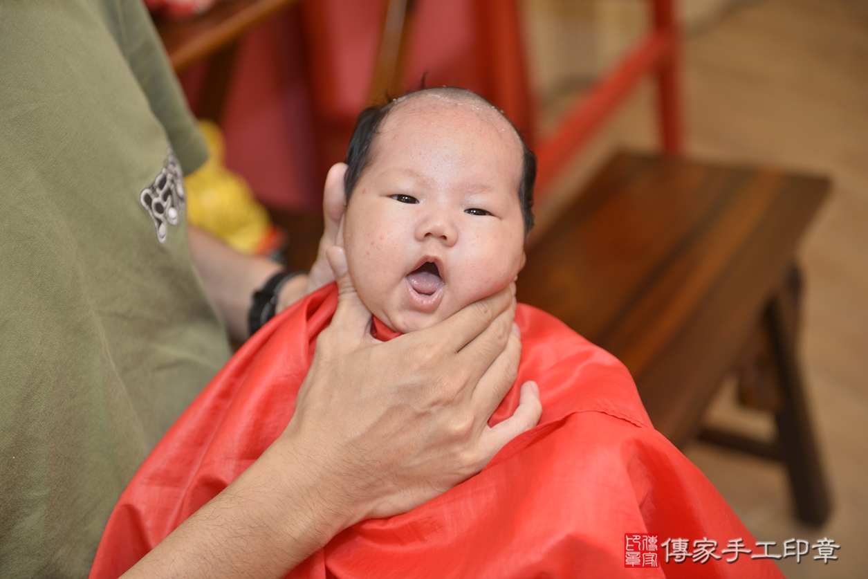 剃胎毛、滿月剃頭、嬰兒剃頭、嬰兒理髮、嬰兒剃髮、嬰兒剃胎毛、嬰兒滿月剃頭、陳寶寶剃頭、剃胎毛儀式、剃胎毛吉祥話、滿月剃頭儀式、滿月剃頭吉祥話、陳寶寶剃胎毛、陳寶寶滿月剃頭理髮、 新北市永和區剃胎毛、新北市永和區滿月剃頭、新北市永和區嬰兒剃頭剃胎毛、新北市永和區嬰兒理髮、新北市永和區嬰兒剃髮、 陳寶寶(新北市永和區嬰兒陳寶寶滿月剃頭理髮、嬰兒剃胎毛儀式吉祥話)。中國風會場，爸媽寶貝穿「日中韓」古裝禮服。專業拍照、DVD光碟、證書。★購買「臍帶章、肚臍章、胎毛筆刷印章」贈送：剃頭、收涎、抓周，三選一。2022.11.29照片9