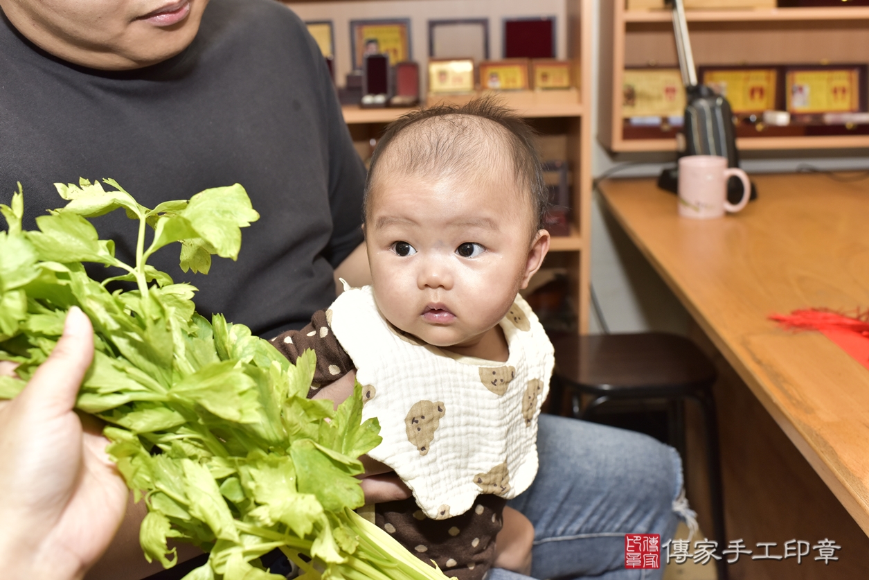 剃胎毛、滿月剃頭、嬰兒剃頭、嬰兒理髮、嬰兒剃髮、嬰兒剃胎毛、嬰兒滿月剃頭、江寶寶剃頭、剃胎毛儀式、剃胎毛吉祥話、滿月剃頭儀式、滿月剃頭吉祥話、江寶寶剃胎毛、江寶寶滿月剃頭理髮、 新北市永和區剃胎毛、新北市永和區滿月剃頭、新北市永和區嬰兒剃頭剃胎毛、新北市永和區嬰兒理髮、新北市永和區嬰兒剃髮、 江寶寶(新北市永和區嬰兒江寶寶滿月剃頭理髮、嬰兒剃胎毛儀式吉祥話)。中國風會場，爸媽寶貝穿「日中韓」古裝禮服。專業拍照、DVD光碟、證書。★購買「臍帶章、肚臍章、胎毛筆刷印章」贈送：剃頭、收涎、抓周，三選一。2022.11.30照片5