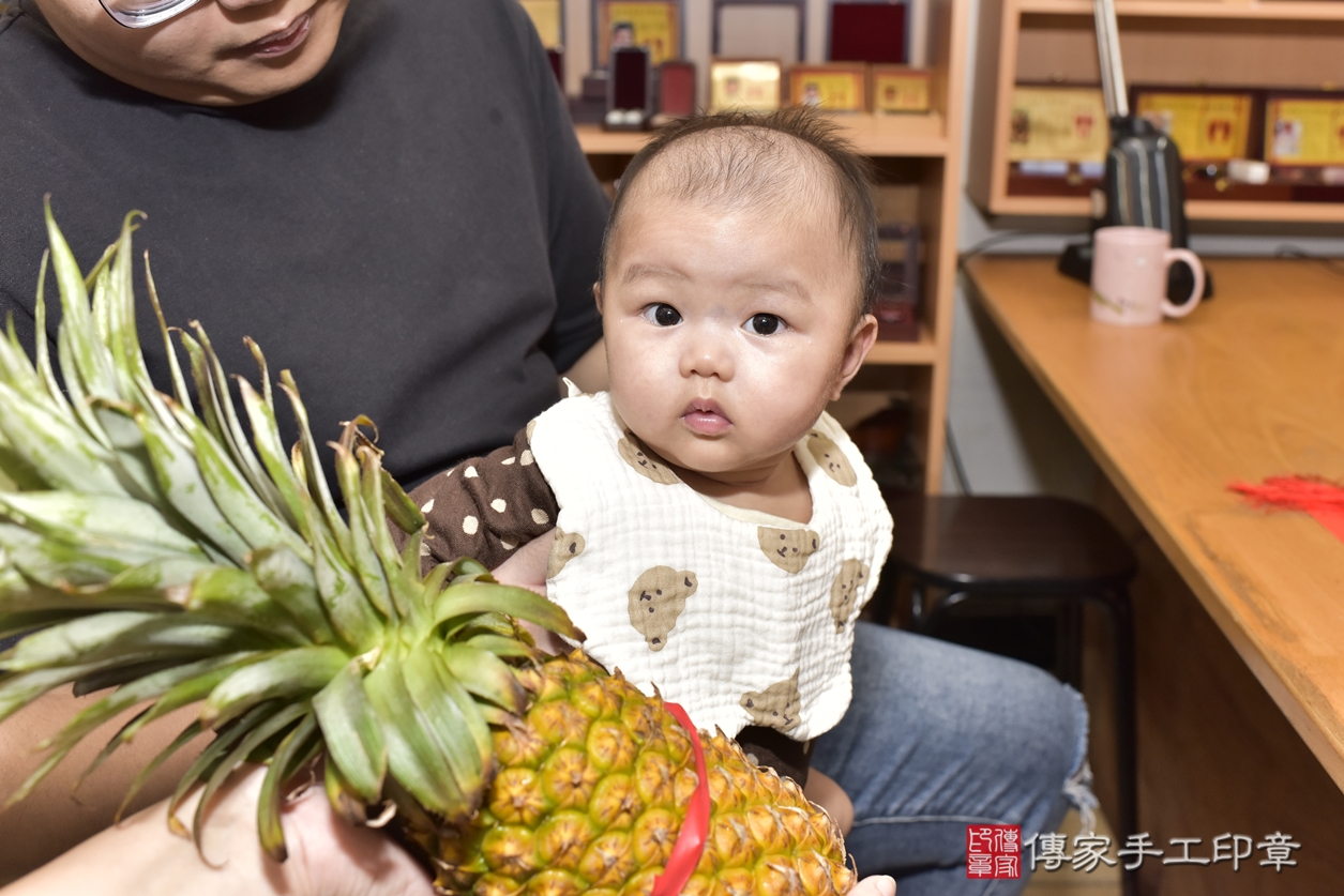 剃胎毛、滿月剃頭、嬰兒剃頭、嬰兒理髮、嬰兒剃髮、嬰兒剃胎毛、嬰兒滿月剃頭、江寶寶剃頭、剃胎毛儀式、剃胎毛吉祥話、滿月剃頭儀式、滿月剃頭吉祥話、江寶寶剃胎毛、江寶寶滿月剃頭理髮、 新北市永和區剃胎毛、新北市永和區滿月剃頭、新北市永和區嬰兒剃頭剃胎毛、新北市永和區嬰兒理髮、新北市永和區嬰兒剃髮、 江寶寶(新北市永和區嬰兒江寶寶滿月剃頭理髮、嬰兒剃胎毛儀式吉祥話)。中國風會場，爸媽寶貝穿「日中韓」古裝禮服。專業拍照、DVD光碟、證書。★購買「臍帶章、肚臍章、胎毛筆刷印章」贈送：剃頭、收涎、抓周，三選一。2022.11.30照片7