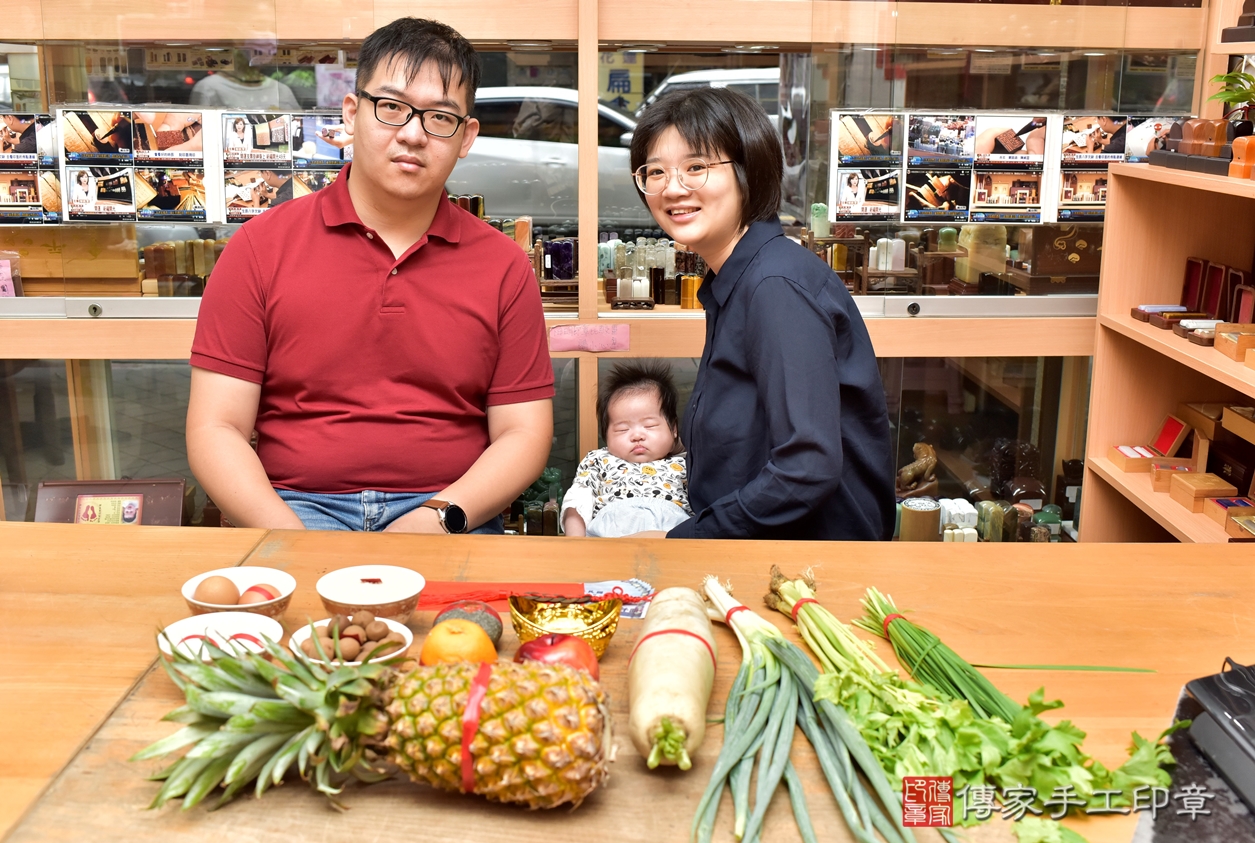 剃胎毛、滿月剃頭、嬰兒剃頭、嬰兒理髮、嬰兒剃髮、嬰兒剃胎毛、嬰兒滿月剃頭、林寶寶剃頭、剃胎毛儀式、剃胎毛吉祥話、滿月剃頭儀式、滿月剃頭吉祥話、林寶寶剃胎毛、林寶寶滿月剃頭理髮、 新北市永和區剃胎毛、新北市永和區滿月剃頭、新北市永和區嬰兒剃頭剃胎毛、新北市永和區嬰兒理髮、新北市永和區嬰兒剃髮、 林寶寶(新北市永和區嬰兒林寶寶滿月剃頭理髮、嬰兒剃胎毛儀式吉祥話)。中國風會場，爸媽寶貝穿「日中韓」古裝禮服。專業拍照、DVD光碟、證書。★購買「臍帶章、肚臍章、胎毛筆刷印章」贈送：剃頭、收涎、抓周，三選一。2022.11.30照片3