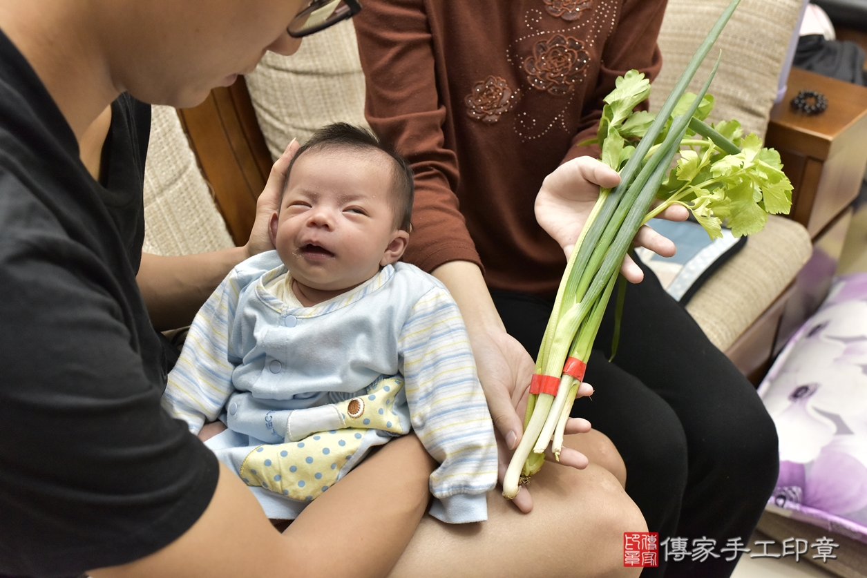 剃胎毛、滿月剃頭、嬰兒剃頭、嬰兒理髮、嬰兒剃髮、嬰兒剃胎毛、嬰兒滿月剃頭、黃寶寶剃頭、剃胎毛儀式、剃胎毛吉祥話、滿月剃頭儀式、滿月剃頭吉祥話、黃寶寶剃胎毛、黃寶寶滿月剃頭理髮、 新北市蘆洲區剃胎毛、新北市蘆洲區滿月剃頭、新北市蘆洲區嬰兒剃頭剃胎毛、新北市蘆洲區嬰兒理髮、新北市蘆洲區嬰兒剃髮、 黃寶寶(新北市蘆洲區到府嬰兒黃寶寶滿月剃頭理髮、到府嬰兒剃胎毛儀式吉祥話)。到府剃頭剃胎毛主持、專業拍照、DVD光碟、證書。★購買「臍帶章、肚臍章、胎毛筆刷印章」贈送：剃頭、收涎、抓周，三選一。2022.11.30照片4