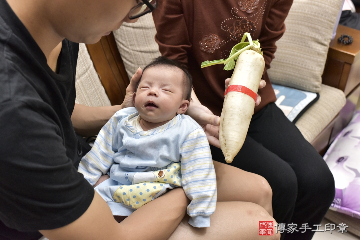 剃胎毛、滿月剃頭、嬰兒剃頭、嬰兒理髮、嬰兒剃髮、嬰兒剃胎毛、嬰兒滿月剃頭、黃寶寶剃頭、剃胎毛儀式、剃胎毛吉祥話、滿月剃頭儀式、滿月剃頭吉祥話、黃寶寶剃胎毛、黃寶寶滿月剃頭理髮、 新北市蘆洲區剃胎毛、新北市蘆洲區滿月剃頭、新北市蘆洲區嬰兒剃頭剃胎毛、新北市蘆洲區嬰兒理髮、新北市蘆洲區嬰兒剃髮、 黃寶寶(新北市蘆洲區到府嬰兒黃寶寶滿月剃頭理髮、到府嬰兒剃胎毛儀式吉祥話)。到府剃頭剃胎毛主持、專業拍照、DVD光碟、證書。★購買「臍帶章、肚臍章、胎毛筆刷印章」贈送：剃頭、收涎、抓周，三選一。2022.11.30照片5