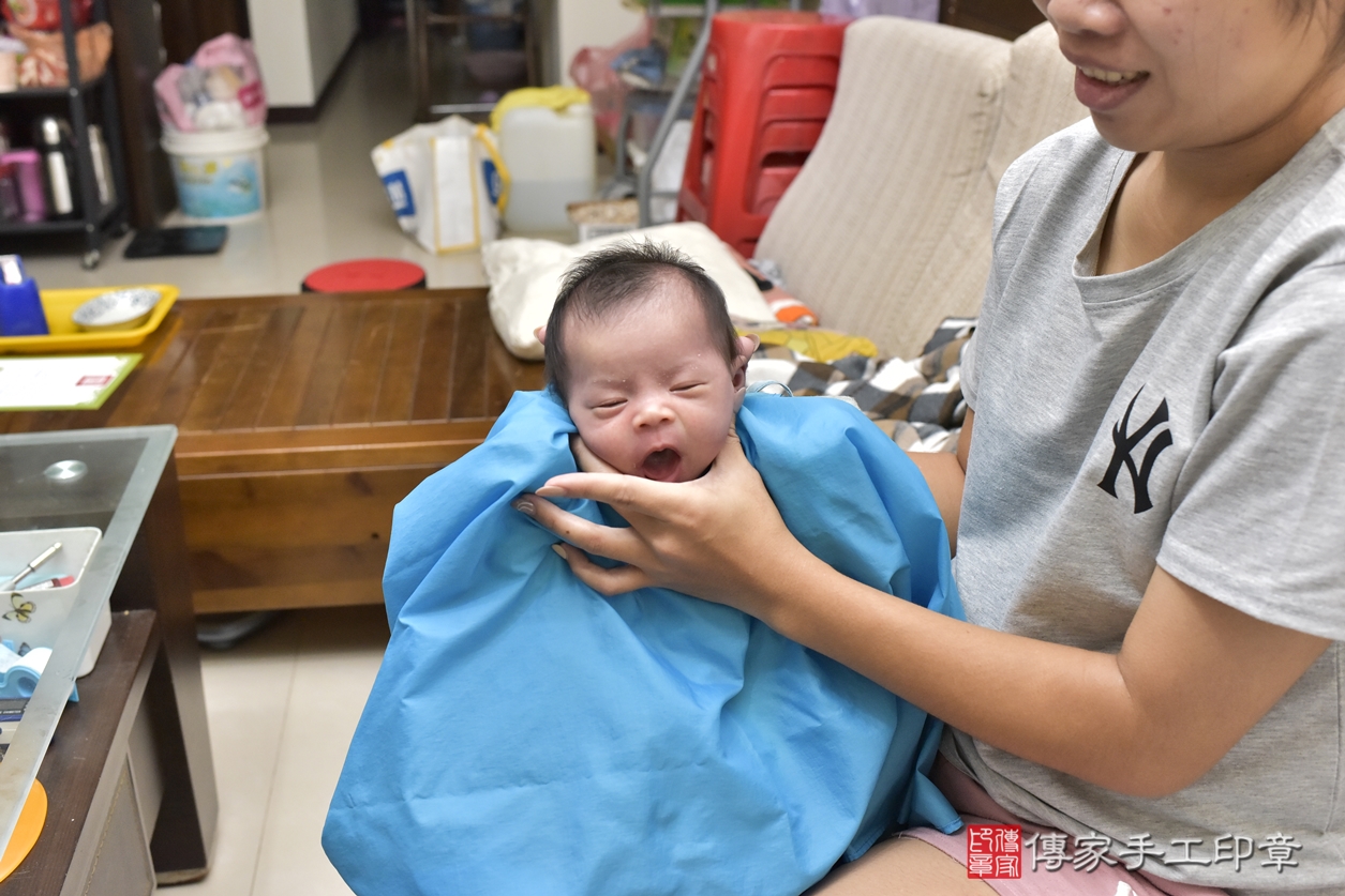 剃胎毛、滿月剃頭、嬰兒剃頭、嬰兒理髮、嬰兒剃髮、嬰兒剃胎毛、嬰兒滿月剃頭、黃寶寶剃頭、剃胎毛儀式、剃胎毛吉祥話、滿月剃頭儀式、滿月剃頭吉祥話、黃寶寶剃胎毛、黃寶寶滿月剃頭理髮、 新北市蘆洲區剃胎毛、新北市蘆洲區滿月剃頭、新北市蘆洲區嬰兒剃頭剃胎毛、新北市蘆洲區嬰兒理髮、新北市蘆洲區嬰兒剃髮、 黃寶寶(新北市蘆洲區到府嬰兒黃寶寶滿月剃頭理髮、到府嬰兒剃胎毛儀式吉祥話)。到府剃頭剃胎毛主持、專業拍照、DVD光碟、證書。★購買「臍帶章、肚臍章、胎毛筆刷印章」贈送：剃頭、收涎、抓周，三選一。2022.11.30照片8