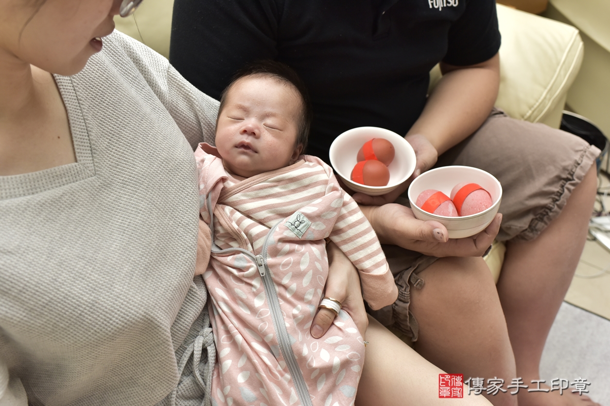 剃胎毛、滿月剃頭、嬰兒剃頭、嬰兒理髮、嬰兒剃髮、嬰兒剃胎毛、嬰兒滿月剃頭、賴寶寶剃頭、剃胎毛儀式、剃胎毛吉祥話、滿月剃頭儀式、滿月剃頭吉祥話、賴寶寶剃胎毛、賴寶寶滿月剃頭理髮、 新北市三重區剃胎毛、新北市三重區滿月剃頭、新北市三重區嬰兒剃頭剃胎毛、新北市三重區嬰兒理髮、新北市三重區嬰兒剃髮、 賴寶寶(新北市三重區到府嬰兒賴寶寶滿月剃頭理髮、到府嬰兒剃胎毛儀式吉祥話)。到府剃頭剃胎毛主持、專業拍照、DVD光碟、證書。★購買「臍帶章、肚臍章、胎毛筆刷印章」贈送：剃頭、收涎、抓周，三選一。2022.12.01照片4