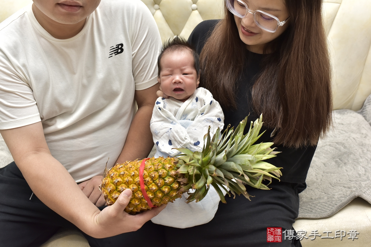 剃胎毛、滿月剃頭、嬰兒剃頭、嬰兒理髮、嬰兒剃髮、嬰兒剃胎毛、嬰兒滿月剃頭、劉寶寶剃頭、剃胎毛儀式、剃胎毛吉祥話、滿月剃頭儀式、滿月剃頭吉祥話、劉寶寶剃胎毛、劉寶寶滿月剃頭理髮、 新北市板橋區剃胎毛、新北市板橋區滿月剃頭、新北市板橋區嬰兒剃頭剃胎毛、新北市板橋區嬰兒理髮、新北市板橋區嬰兒剃髮、 劉寶寶(新北市板橋區到府嬰兒劉寶寶滿月剃頭理髮、到府嬰兒剃胎毛儀式吉祥話)。到府剃頭剃胎毛主持、專業拍照、DVD光碟、證書。★購買「臍帶章、肚臍章、胎毛筆刷印章」贈送：剃頭、收涎、抓周，三選一。2022.12.01照片7