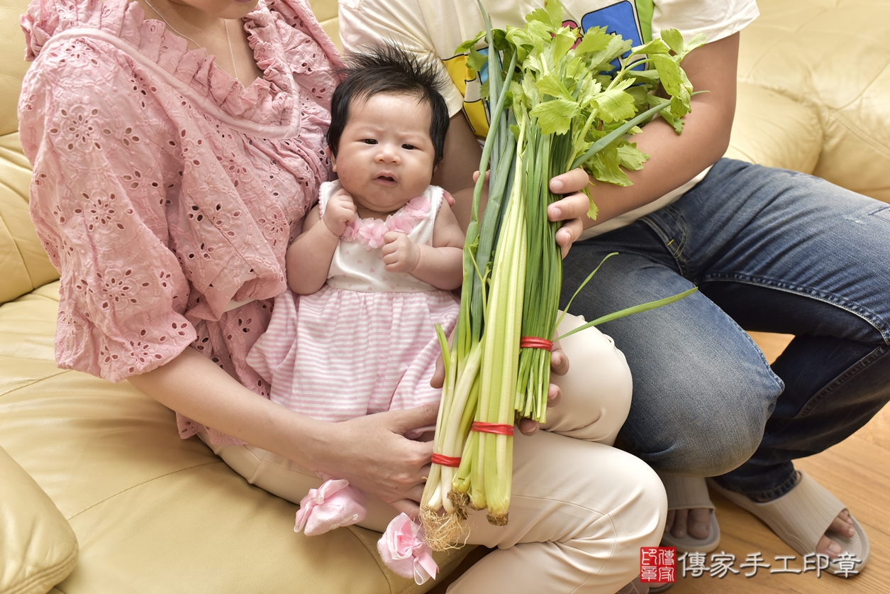 剃胎毛、滿月剃頭、嬰兒剃頭、嬰兒理髮、嬰兒剃髮、嬰兒剃胎毛、嬰兒滿月剃頭、吳寶寶剃頭、剃胎毛儀式、剃胎毛吉祥話、滿月剃頭儀式、滿月剃頭吉祥話、吳寶寶剃胎毛、吳寶寶滿月剃頭理髮、 新北市新店區剃胎毛、新北市新店區滿月剃頭、新北市新店區嬰兒剃頭剃胎毛、新北市新店區嬰兒理髮、新北市新店區嬰兒剃髮、 吳寶寶(新北市新店區到府嬰兒吳寶寶滿月剃頭理髮、到府嬰兒剃胎毛儀式吉祥話)。到府剃頭剃胎毛主持、專業拍照、DVD光碟、證書。★購買「臍帶章、肚臍章、胎毛筆刷印章」贈送：剃頭、收涎、抓周，三選一。2022.12.01照片6