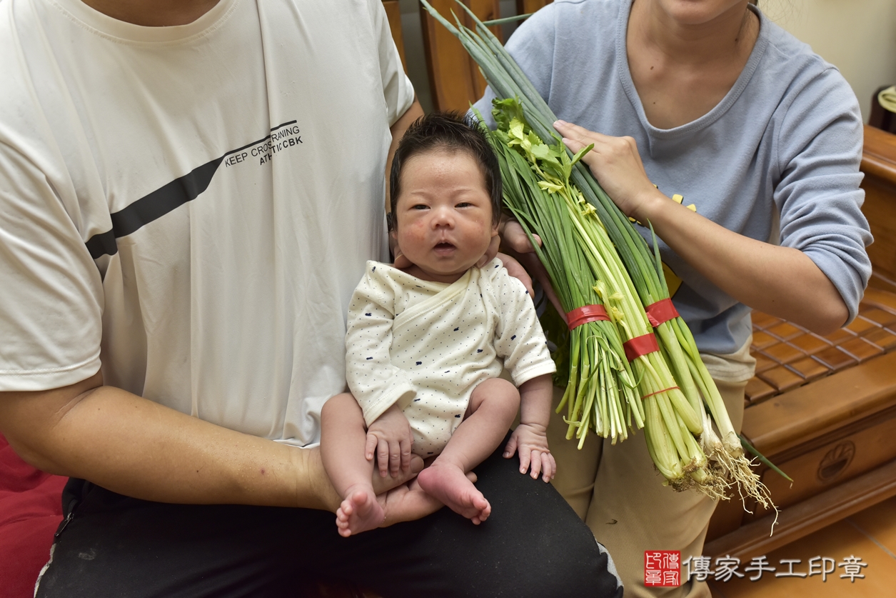 剃胎毛、滿月剃頭、嬰兒剃頭、嬰兒理髮、嬰兒剃髮、嬰兒剃胎毛、嬰兒滿月剃頭、謝寶寶剃頭、剃胎毛儀式、剃胎毛吉祥話、滿月剃頭儀式、滿月剃頭吉祥話、謝寶寶剃胎毛、謝寶寶滿月剃頭理髮、 新北市三重區剃胎毛、新北市三重區滿月剃頭、新北市三重區嬰兒剃頭剃胎毛、新北市三重區嬰兒理髮、新北市三重區嬰兒剃髮、 謝寶寶(新北市三重區到府嬰兒謝寶寶滿月剃頭理髮、到府嬰兒剃胎毛儀式吉祥話)。到府剃頭剃胎毛主持、專業拍照、DVD光碟、證書。★購買「臍帶章、肚臍章、胎毛筆刷印章」贈送：剃頭、收涎、抓周，三選一。2022.12.02照片5