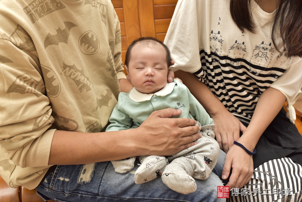 剃胎毛、滿月剃頭、嬰兒剃頭、嬰兒理髮、嬰兒剃髮、嬰兒剃胎毛、嬰兒滿月剃頭、陳寶寶剃頭、剃胎毛儀式、剃胎毛吉祥話、滿月剃頭儀式、滿月剃頭吉祥話、陳寶寶剃胎毛、陳寶寶滿月剃頭理髮、 桃園市八德區剃胎毛、桃園市八德區滿月剃頭、桃園市八德區嬰兒剃頭剃胎毛、桃園市八德區嬰兒理髮、桃園市八德區嬰兒剃髮、 陳寶寶(新北市三重區到府嬰兒陳寶寶滿月剃頭理髮、到府嬰兒剃胎毛儀式吉祥話)。到府剃頭剃胎毛主持、專業拍照、DVD光碟、證書。★購買「臍帶章、肚臍章、胎毛筆刷印章」贈送：剃頭、收涎、抓周，三選一。2022.12.02照片2