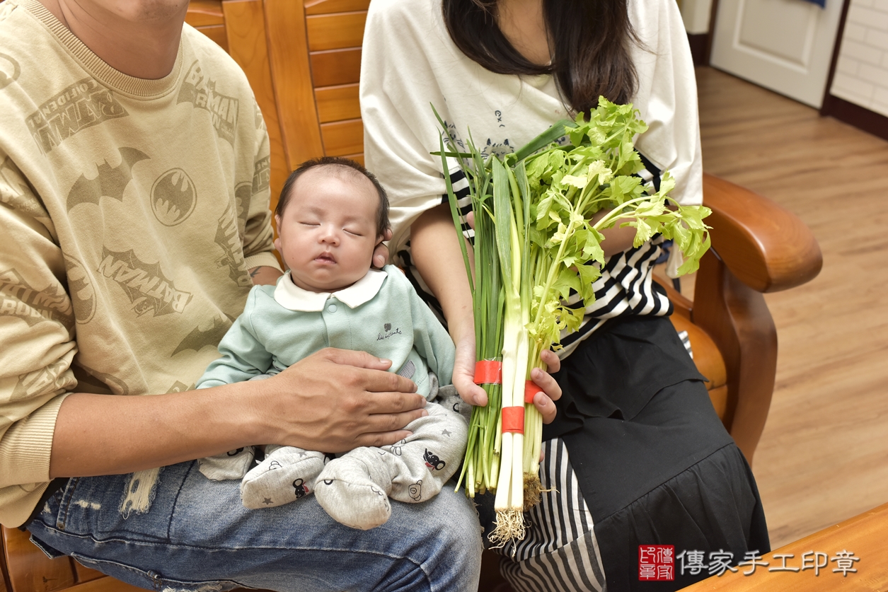 剃胎毛、滿月剃頭、嬰兒剃頭、嬰兒理髮、嬰兒剃髮、嬰兒剃胎毛、嬰兒滿月剃頭、陳寶寶剃頭、剃胎毛儀式、剃胎毛吉祥話、滿月剃頭儀式、滿月剃頭吉祥話、陳寶寶剃胎毛、陳寶寶滿月剃頭理髮、 桃園市八德區剃胎毛、桃園市八德區滿月剃頭、桃園市八德區嬰兒剃頭剃胎毛、桃園市八德區嬰兒理髮、桃園市八德區嬰兒剃髮、 陳寶寶(新北市三重區到府嬰兒陳寶寶滿月剃頭理髮、到府嬰兒剃胎毛儀式吉祥話)。到府剃頭剃胎毛主持、專業拍照、DVD光碟、證書。★購買「臍帶章、肚臍章、胎毛筆刷印章」贈送：剃頭、收涎、抓周，三選一。2022.12.02照片6