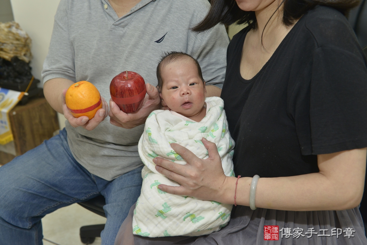 剃胎毛、滿月剃頭、嬰兒剃頭、嬰兒理髮、嬰兒剃髮、嬰兒剃胎毛、嬰兒滿月剃頭、林寶寶剃頭、剃胎毛儀式、剃胎毛吉祥話、滿月剃頭儀式、滿月剃頭吉祥話、林寶寶剃胎毛、林寶寶滿月剃頭理髮、 桃園市八德區剃胎毛、桃園市八德區滿月剃頭、桃園市八德區嬰兒剃頭剃胎毛、桃園市八德區嬰兒理髮、桃園市八德區嬰兒剃髮、 林寶寶(新北市土城區到府嬰兒林寶寶滿月剃頭理髮、到府嬰兒剃胎毛儀式吉祥話)。到府剃頭剃胎毛主持、專業拍照、DVD光碟、證書。★購買「臍帶章、肚臍章、胎毛筆刷印章」贈送：剃頭、收涎、抓周，三選一。2022.12.04照片5