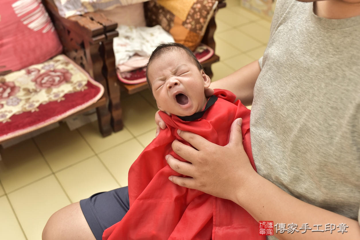 剃胎毛、滿月剃頭、嬰兒剃頭、嬰兒理髮、嬰兒剃髮、嬰兒剃胎毛、嬰兒滿月剃頭、詹寶寶剃頭、剃胎毛儀式、剃胎毛吉祥話、滿月剃頭儀式、滿月剃頭吉祥話、詹寶寶剃胎毛、詹寶寶滿月剃頭理髮、 桃園市八德區剃胎毛、桃園市八德區滿月剃頭、桃園市八德區嬰兒剃頭剃胎毛、桃園市八德區嬰兒理髮、桃園市八德區嬰兒剃髮、 詹寶寶(新北市土城區到府嬰兒詹寶寶滿月剃頭理髮、到府嬰兒剃胎毛儀式吉祥話)。到府剃頭剃胎毛主持、專業拍照、DVD光碟、證書。★購買「臍帶章、肚臍章、胎毛筆刷印章」贈送：剃頭、收涎、抓周，三選一。2022.12.04照片7