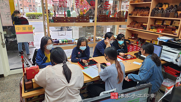 門庭若市⧸⎩⎠⎞͏(・∀・)⎛͏⎝⎭⧹購買印章就到傳家手工印章!112.3.25