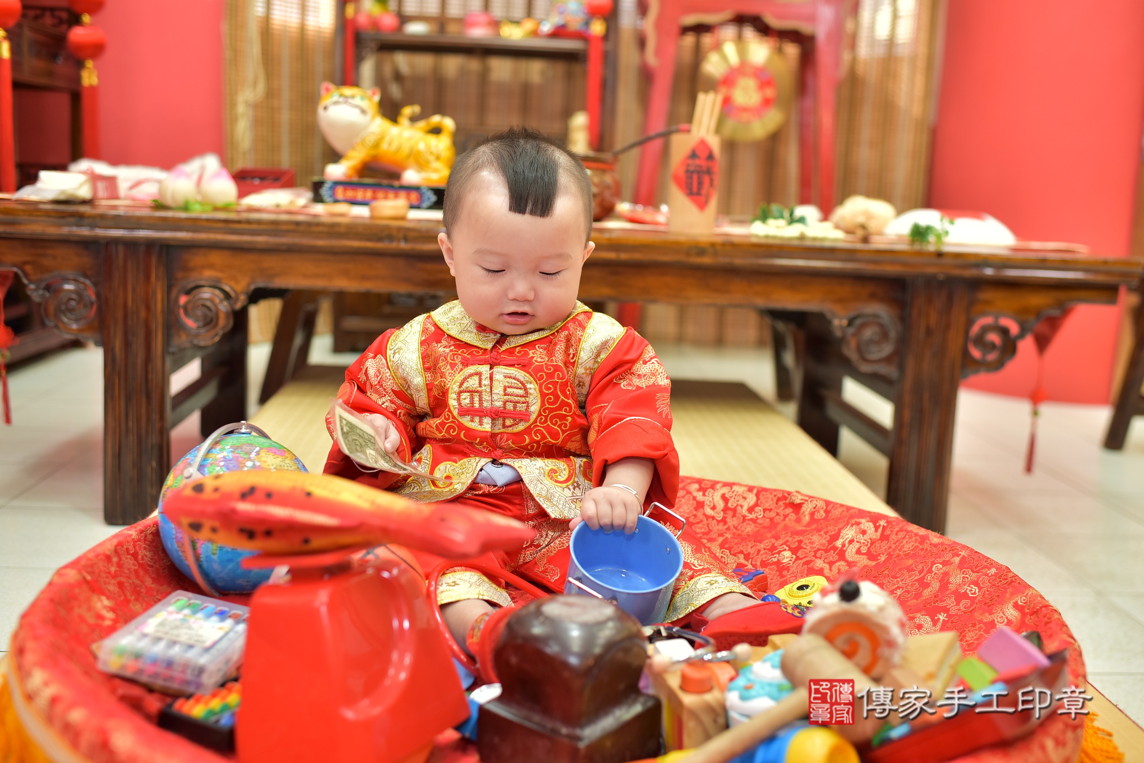 高雄市鳳山區游寶寶抓周推薦：傳家高雄店抓周度脺中國風會場，嬰兒古禮抓周流程儀式吉祥話、抓周道具物品24種、拍照。抓周證書。2023.07.17