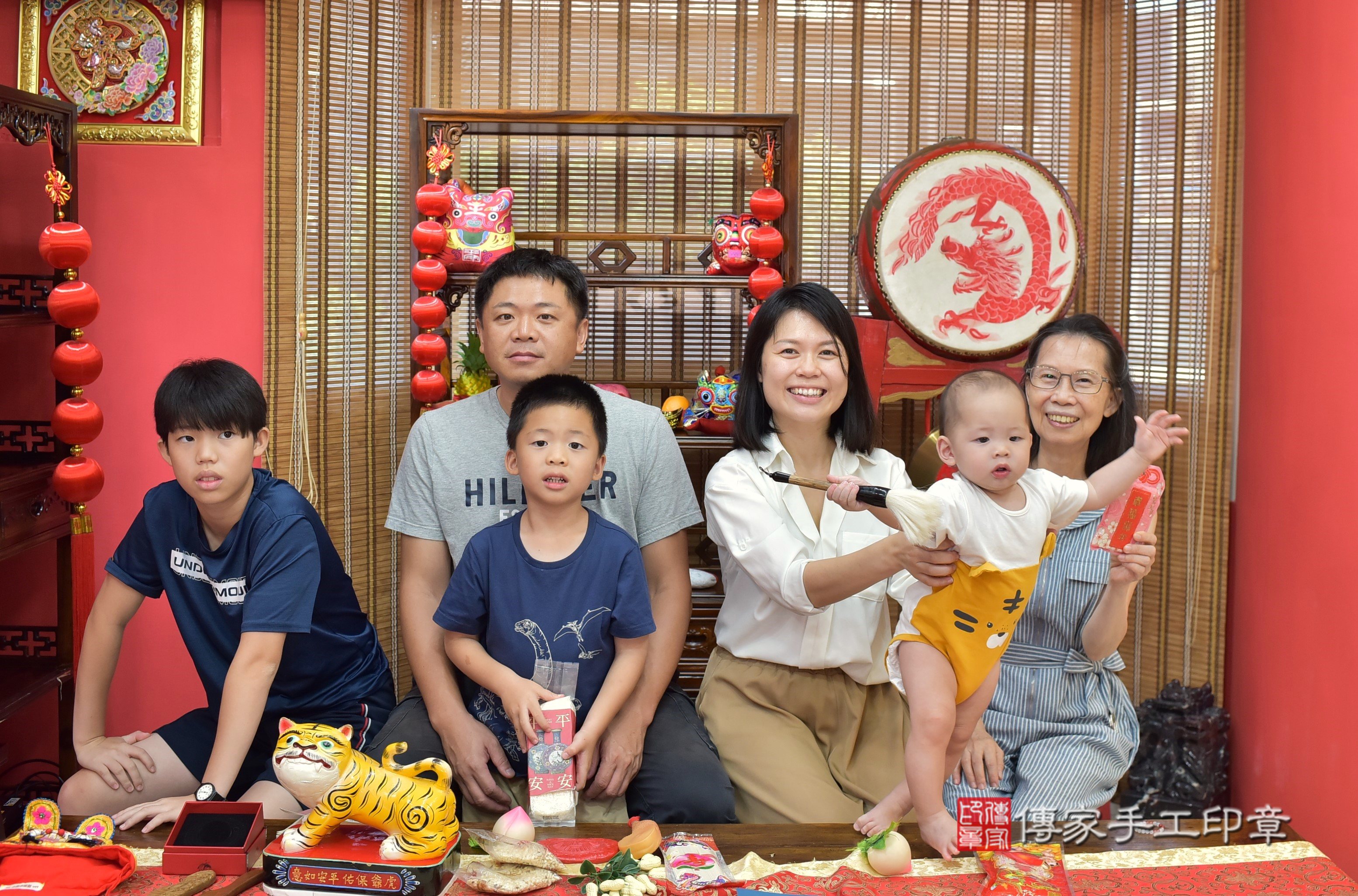 高雄市鳳山區劉寶寶抓周推薦：傳家高雄店抓周度脺中國風會場，嬰兒古禮抓周流程儀式吉祥話、抓周道具物品24種、拍照。抓周證書。2023.07.17