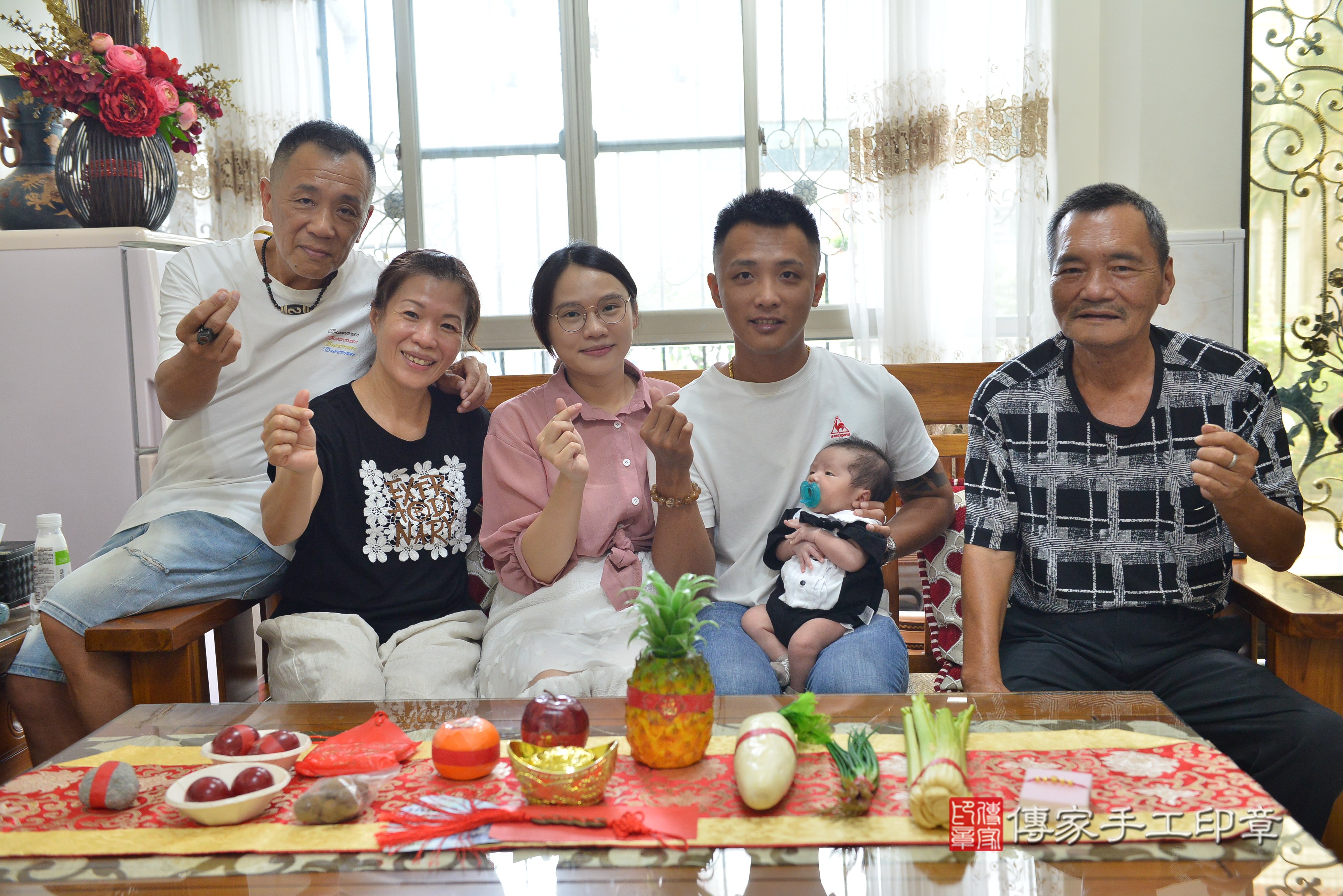 蘇寶寶(高雄市鳳山區到府嬰兒蘇寶寶滿月剃頭理髮、到府嬰兒剃胎毛儀式吉祥話)。到府剃頭剃胎毛主持、專業拍照、證書。★購買「臍帶章、肚臍章、胎毛筆刷印章」贈送：剃頭、收涎、抓周，三選一。2023.7.17