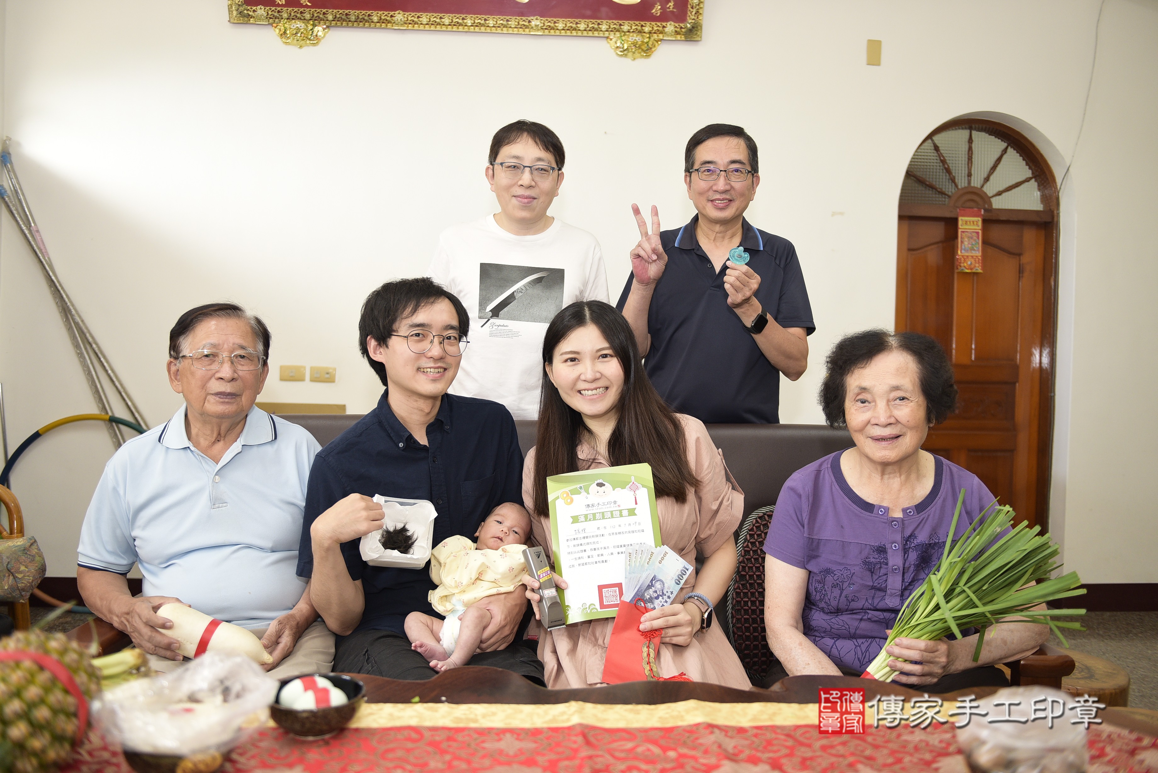 李寶寶(高雄市鳳山區到府嬰兒李寶寶滿月剃頭理髮、到府嬰兒剃胎毛儀式吉祥話)。到府剃頭剃胎毛主持、專業拍照、證書。★購買「臍帶章、肚臍章、胎毛筆刷印章」贈送：剃頭、收涎、抓周，三選一。2023.7.29