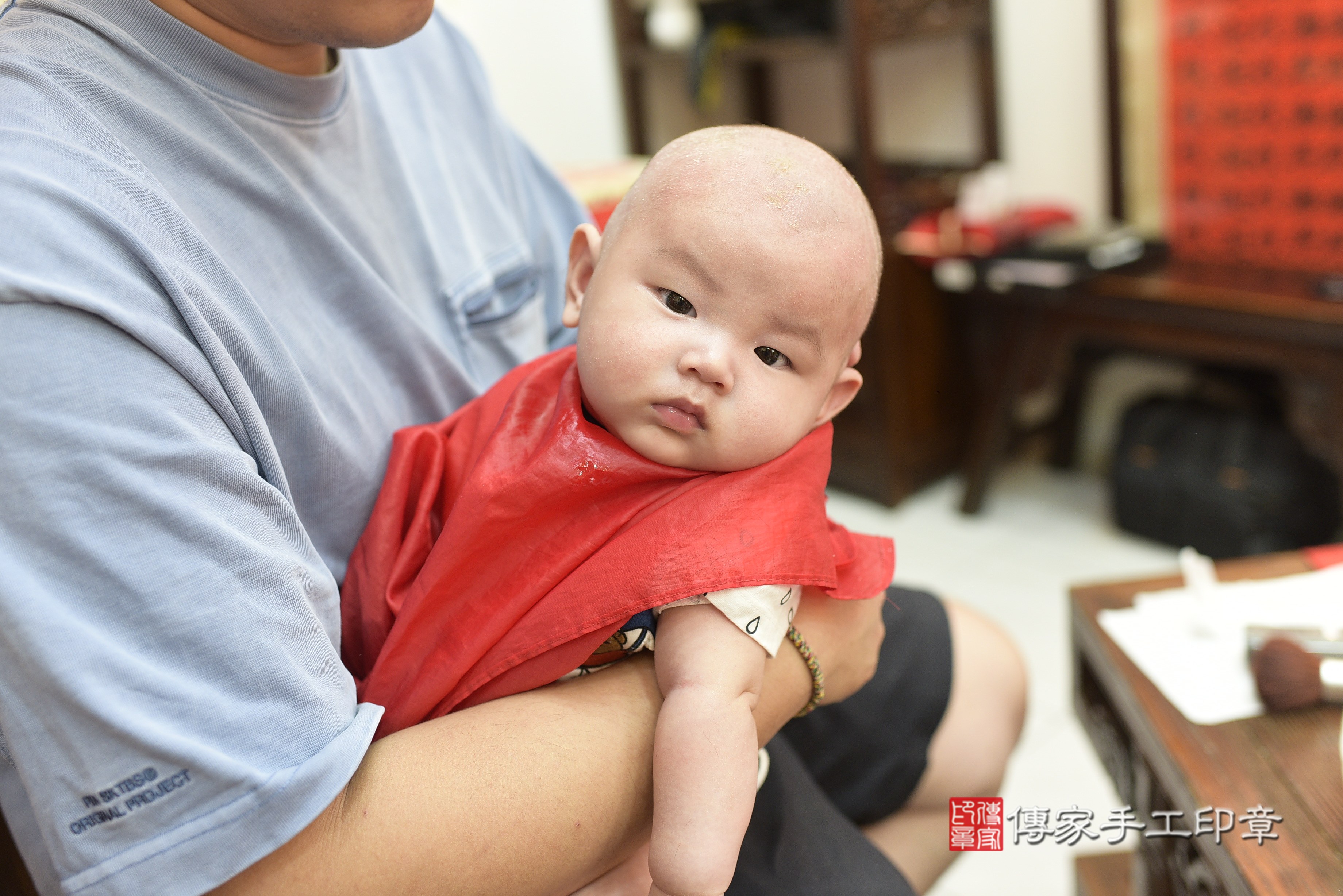 溫寶寶(高雄市鳳山區來店嬰兒溫寶寶滿月剃頭理髮、到府嬰兒剃胎毛儀式吉祥話)。到府剃頭剃胎毛主持、專業拍照、證書。★購買「臍帶章、肚臍章、胎毛筆刷印章」贈送：剃頭、收涎、抓周，三選一。2023.7.02