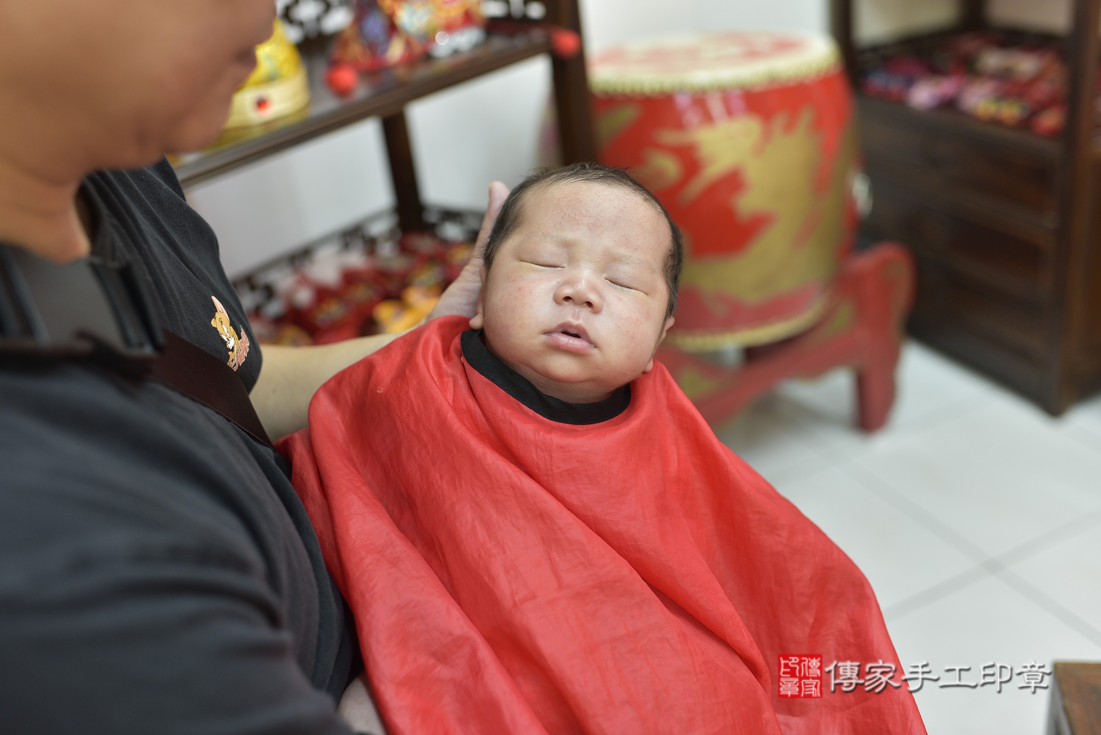 鄒寶寶(高雄市鳳山區來店嬰兒鄒寶寶滿月剃頭理髮、到府嬰兒剃胎毛儀式吉祥話)。到府剃頭剃胎毛主持、專業拍照、證書。★購買「臍帶章、肚臍章、胎毛筆刷印章」贈送：剃頭、收涎、抓周，三選一。2023.7.09