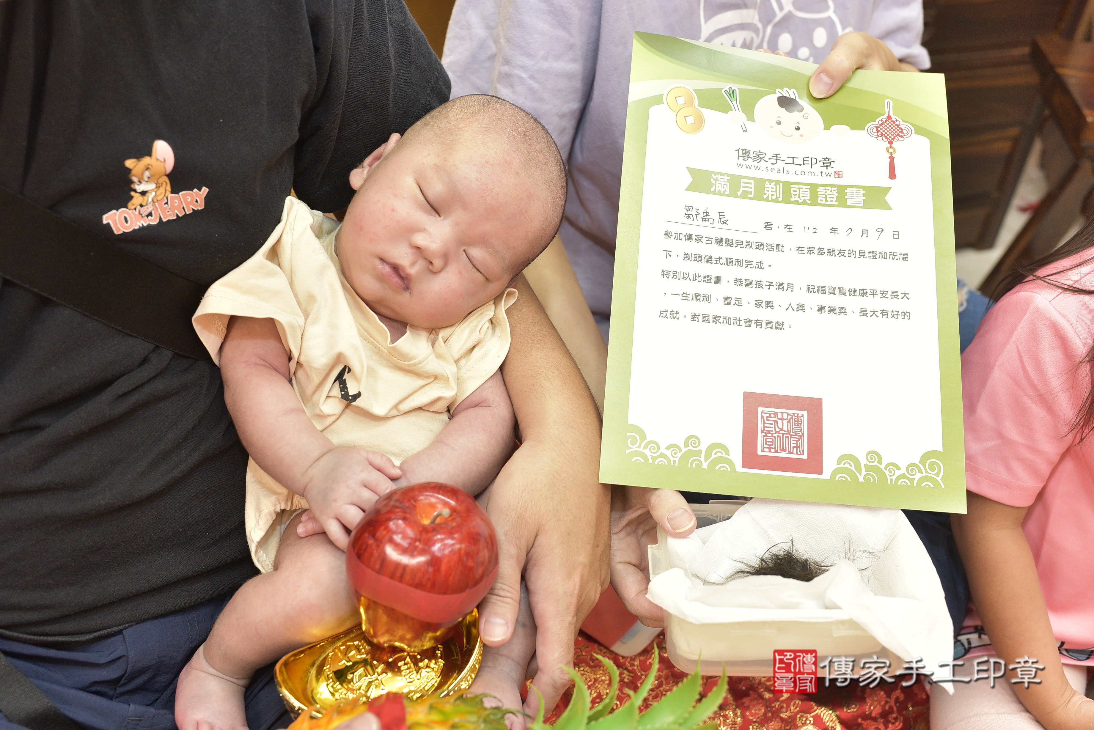 鄒寶寶(高雄市鳳山區來店嬰兒鄒寶寶滿月剃頭理髮、到府嬰兒剃胎毛儀式吉祥話)。到府剃頭剃胎毛主持、專業拍照、證書。★購買「臍帶章、肚臍章、胎毛筆刷印章」贈送：剃頭、收涎、抓周，三選一。2023.7.09