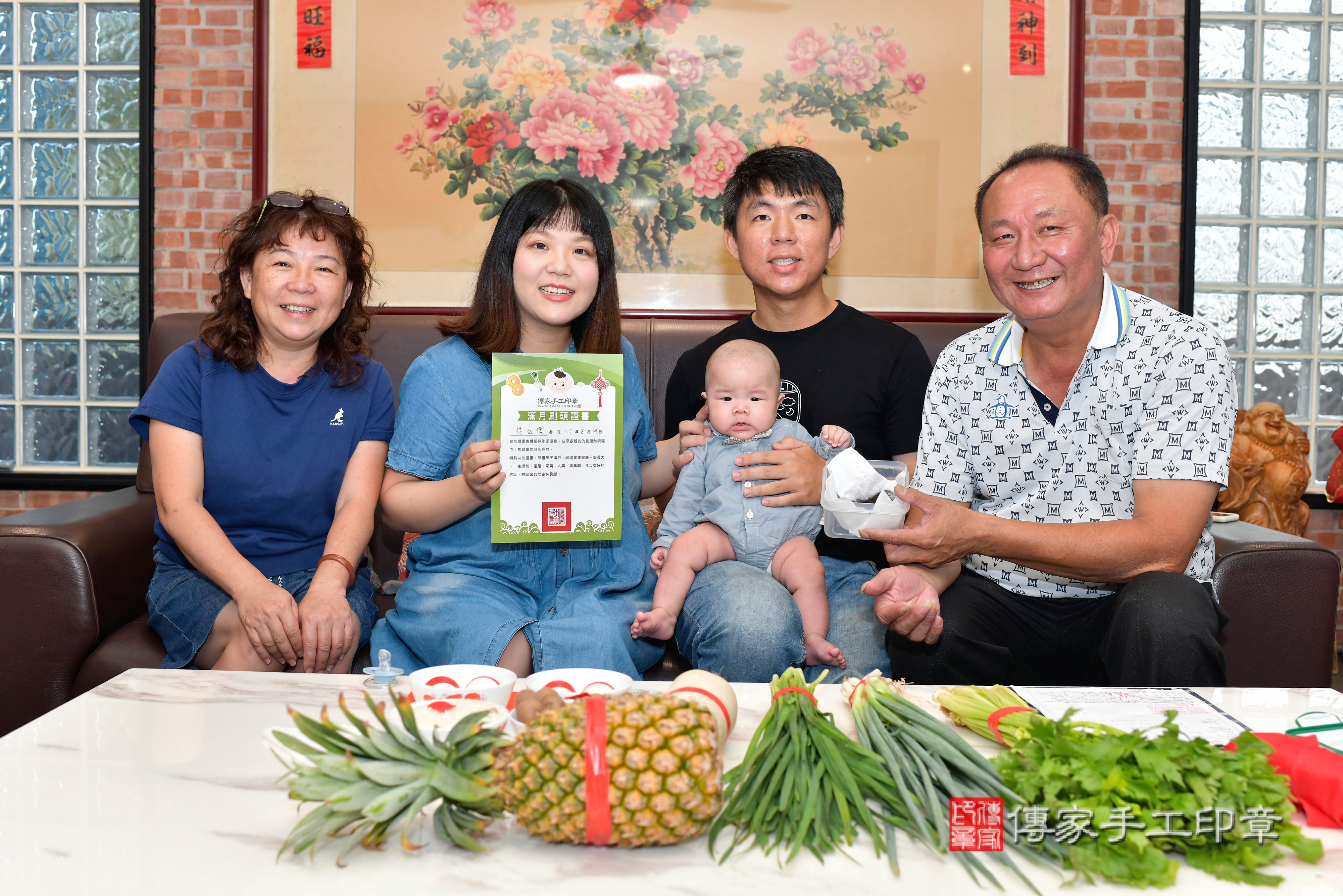 林寶寶(新竹市香山區到府嬰兒林寶寶滿月剃頭理髮、到府嬰兒剃胎毛儀式吉祥話)。到府剃頭剃胎毛主持、專業拍照、證書。★購買「臍帶章、肚臍章、胎毛筆刷印章」贈送：剃頭、收涎、抓周，三選一。2023.8.14