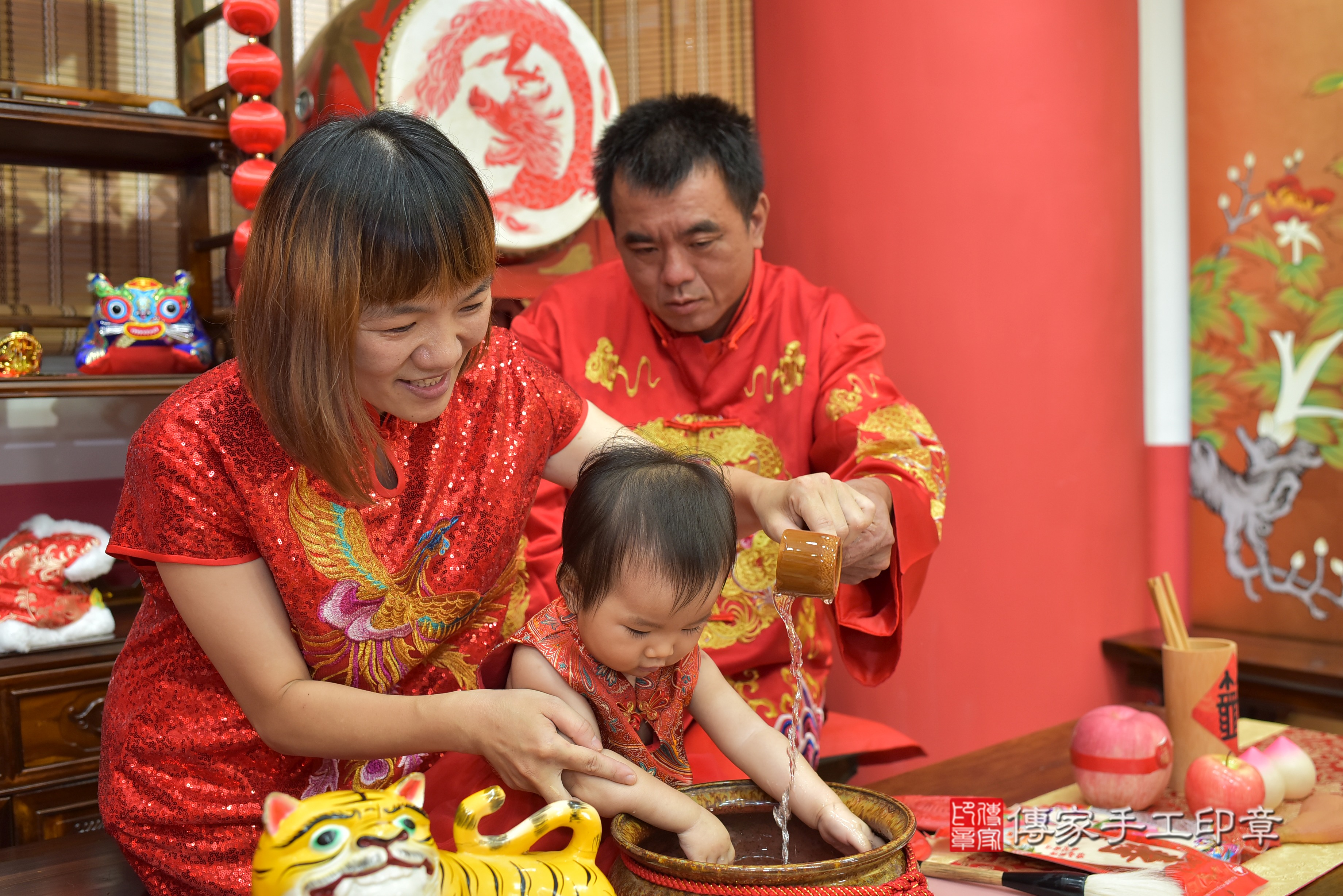 高雄市鳳山區郭寶寶抓周推薦：傳家高雄店抓周度脺中國風會場，嬰兒古禮抓周流程儀式吉祥話、抓周道具物品24種、拍照。抓周證書。2023.09.09