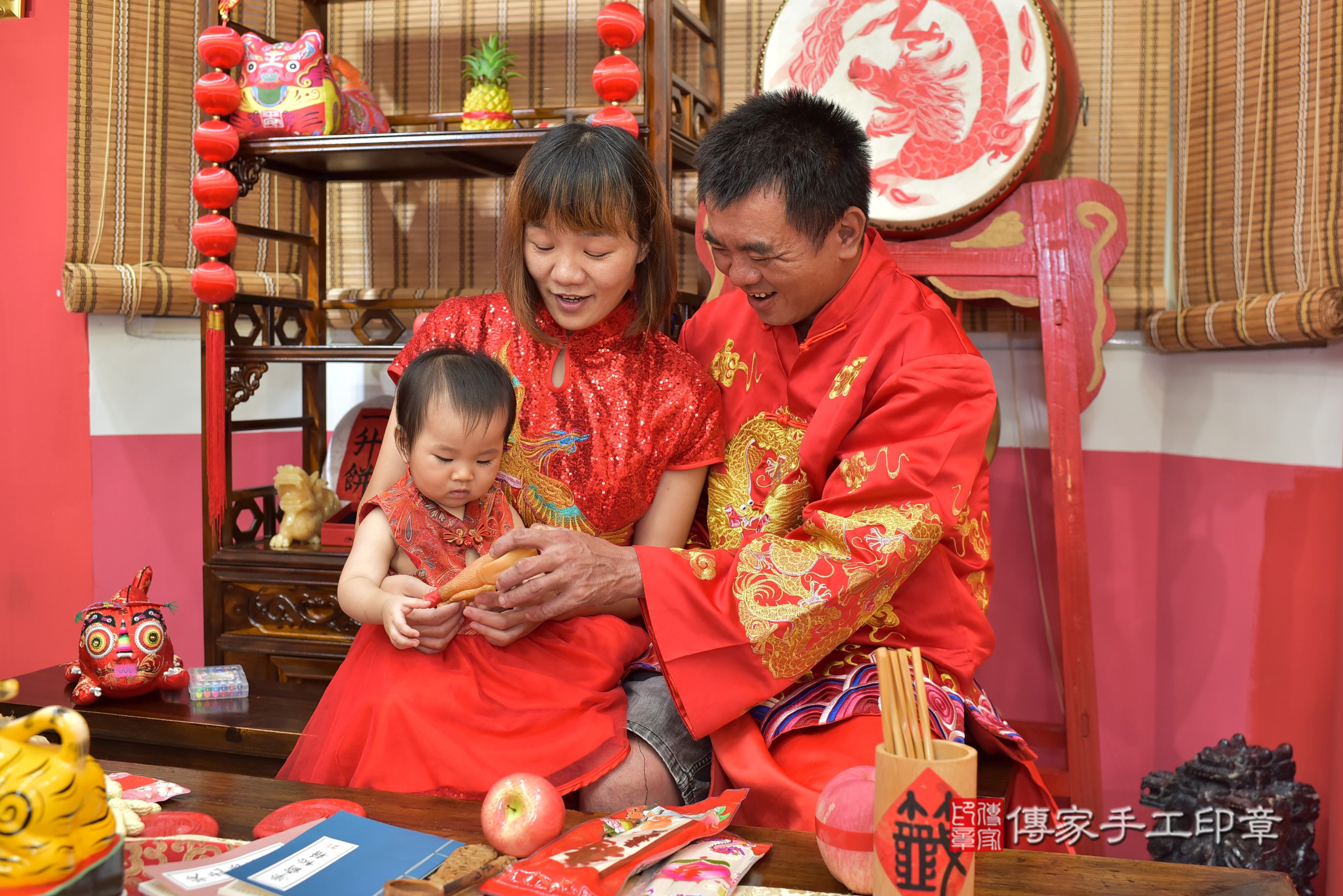 高雄市鳳山區郭寶寶抓周推薦：傳家高雄店抓周度脺中國風會場，嬰兒古禮抓周流程儀式吉祥話、抓周道具物品24種、拍照。抓周證書。2023.09.09