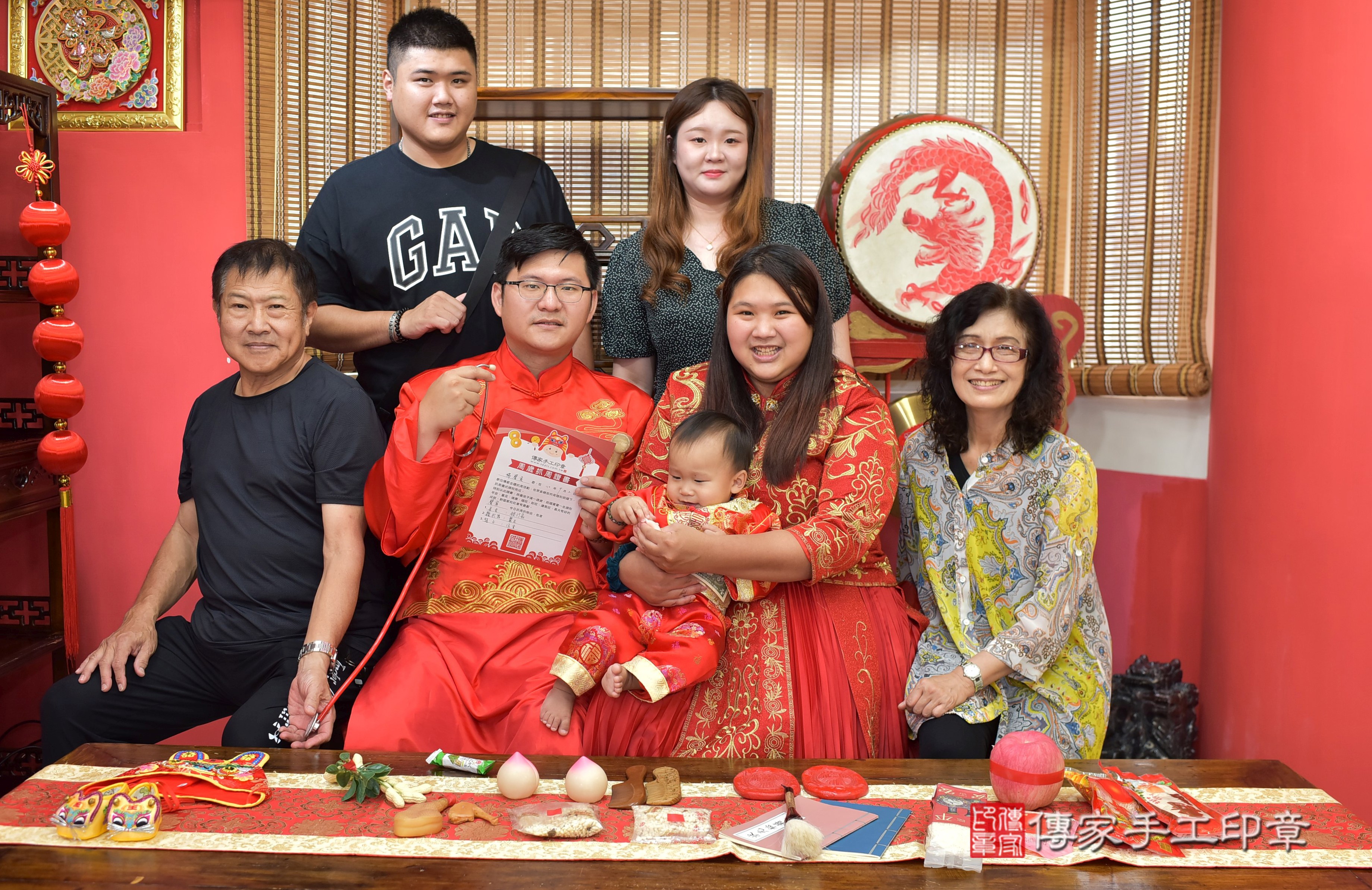 高雄市鳳山區楊寶寶抓周推薦：傳家高雄店抓周度脺中國風會場，嬰兒古禮抓周流程儀式吉祥話、抓周道具物品24種、拍照。抓周證書。2023.09.02