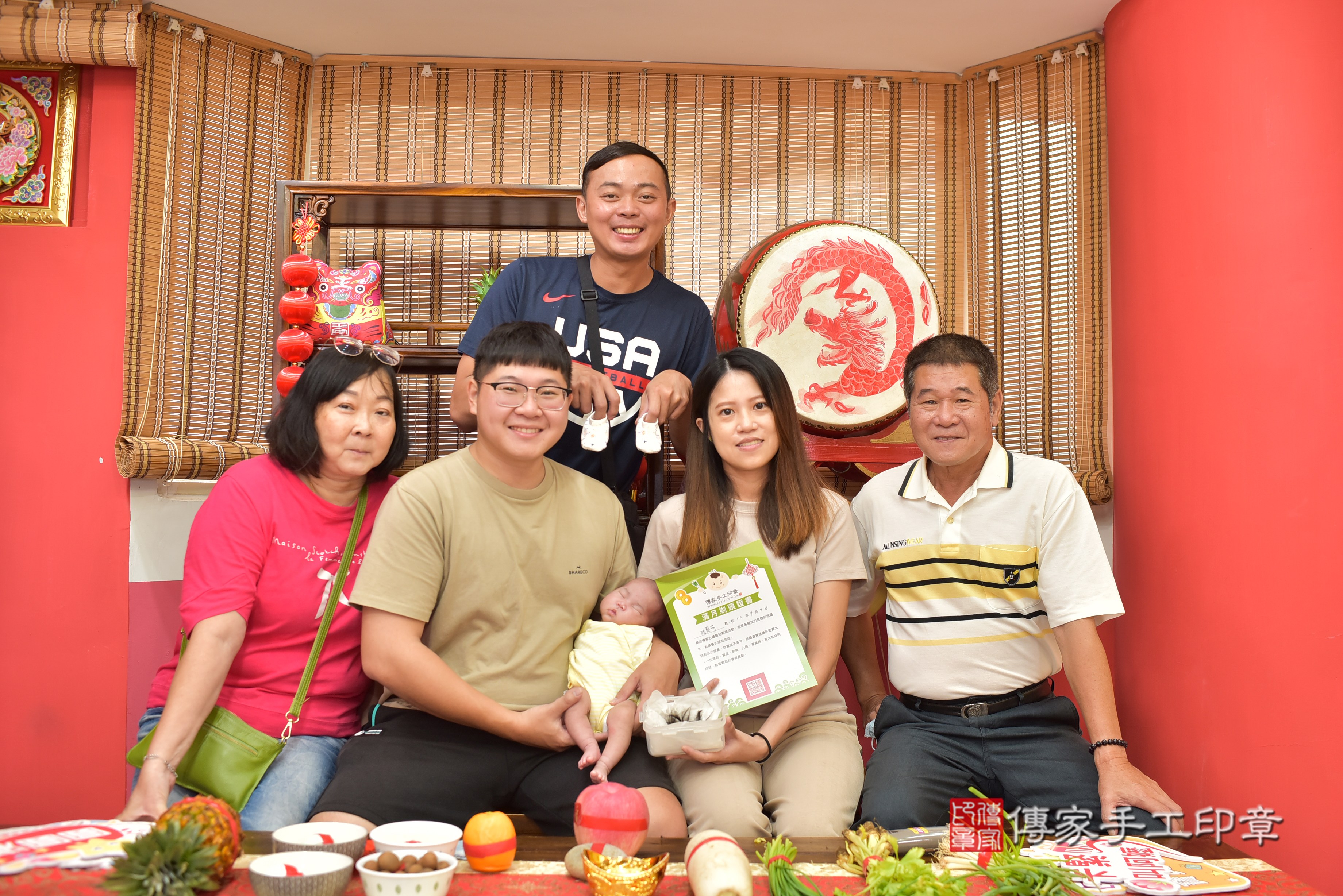 張寶寶(高雄市鳳山區來店嬰兒溫寶寶滿月剃頭理髮、到府嬰兒剃胎毛儀式吉祥話)。到府剃頭剃胎毛主持、專業拍照、證書。★購買「臍帶章、肚臍章、胎毛筆刷印章」贈送：剃頭、收涎、抓周，三選一。2023.9.09