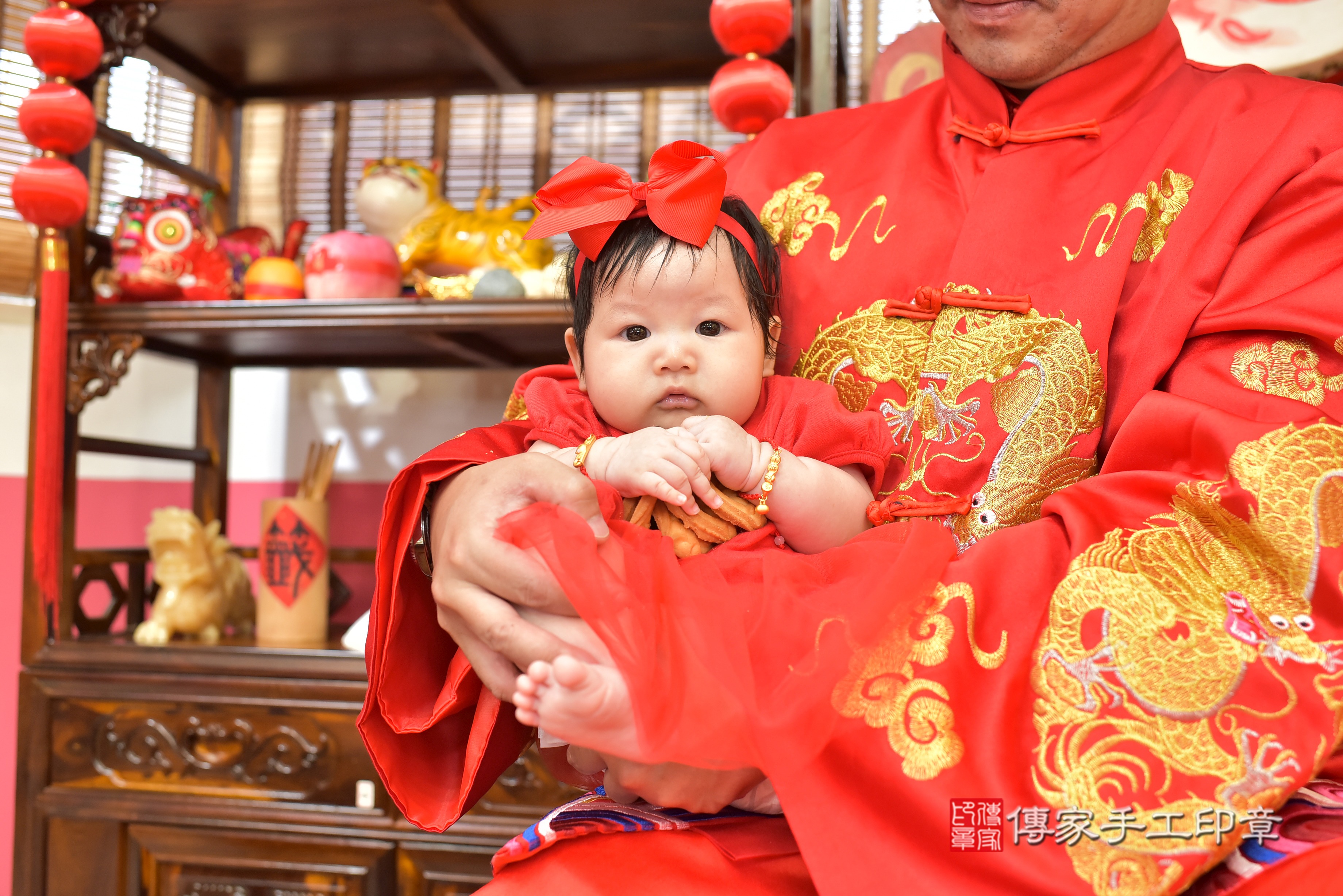 高雄市鳳山區鄭寶寶收涎推薦：傳家高雄店收涎中國風會場，嬰兒古禮收涎收口水流程儀式、收涎吉祥話、收涎餅乾、收涎拍照。收涎證書。2023.9.15