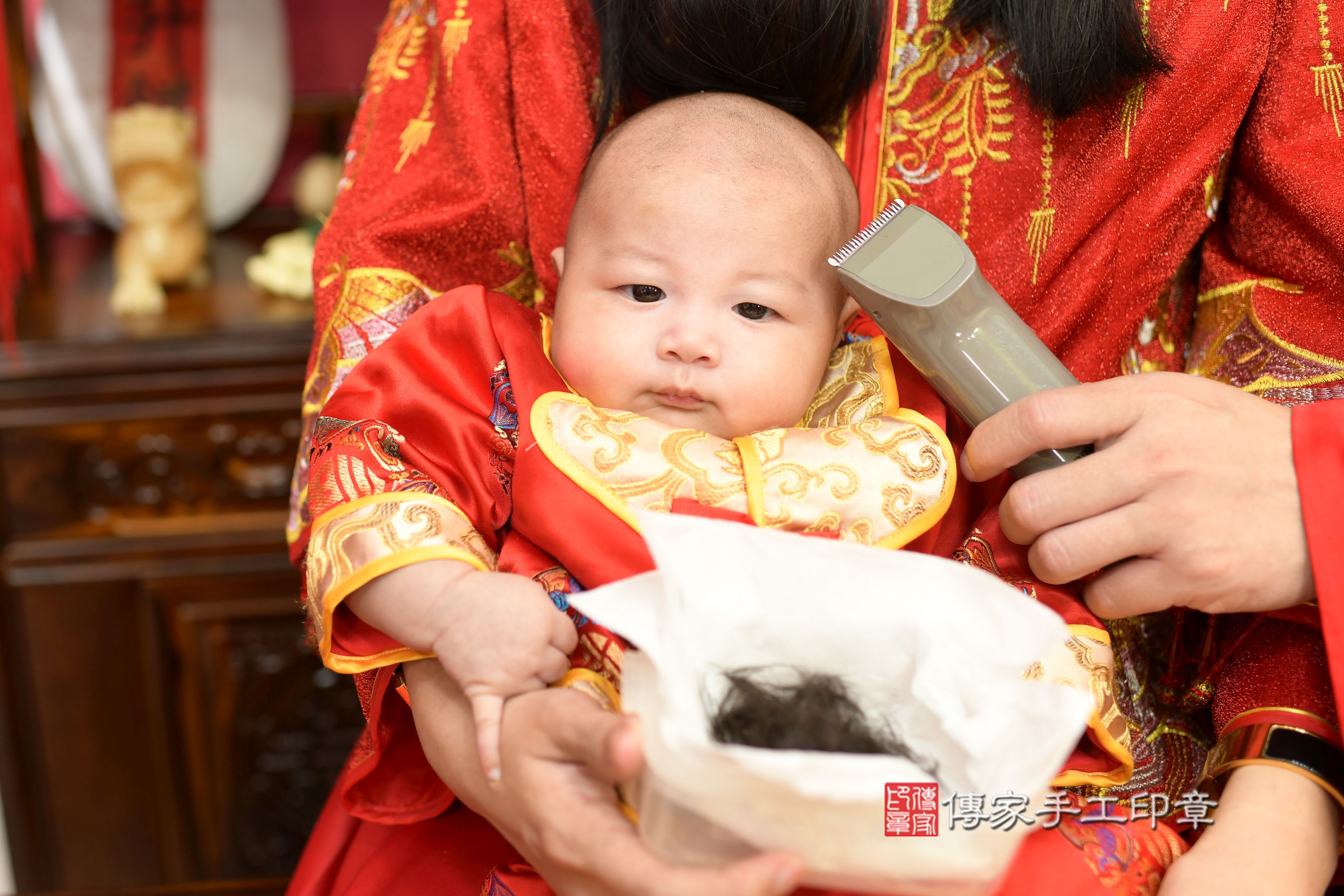 李寶寶(高雄市鳳山區來店嬰兒李寶寶滿月剃頭理髮、到府嬰兒剃胎毛儀式吉祥話)。到府剃頭剃胎毛主持、專業拍照、證書。★購買「臍帶章、肚臍章、胎毛筆刷印章」贈送：剃頭、收涎、抓周，三選一。2023.9.26