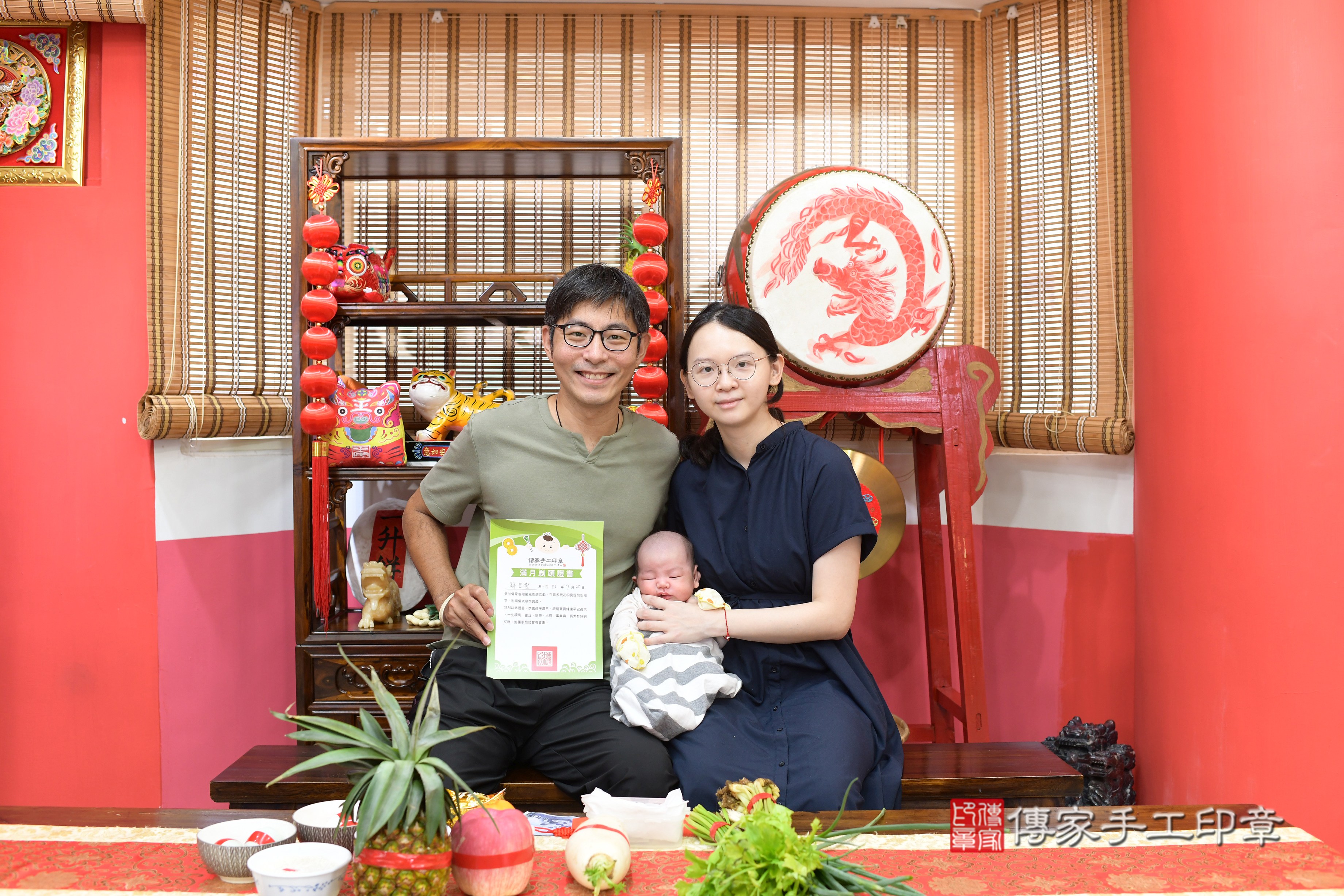 顏寶寶(高雄市鳳山區來店嬰兒顏寶寶滿月剃頭理髮、到府嬰兒剃胎毛儀式吉祥話)。到府剃頭剃胎毛主持、專業拍照、證書。★購買「臍帶章、肚臍章、胎毛筆刷印章」贈送：剃頭、收涎、抓周，三選一。2023.9.25