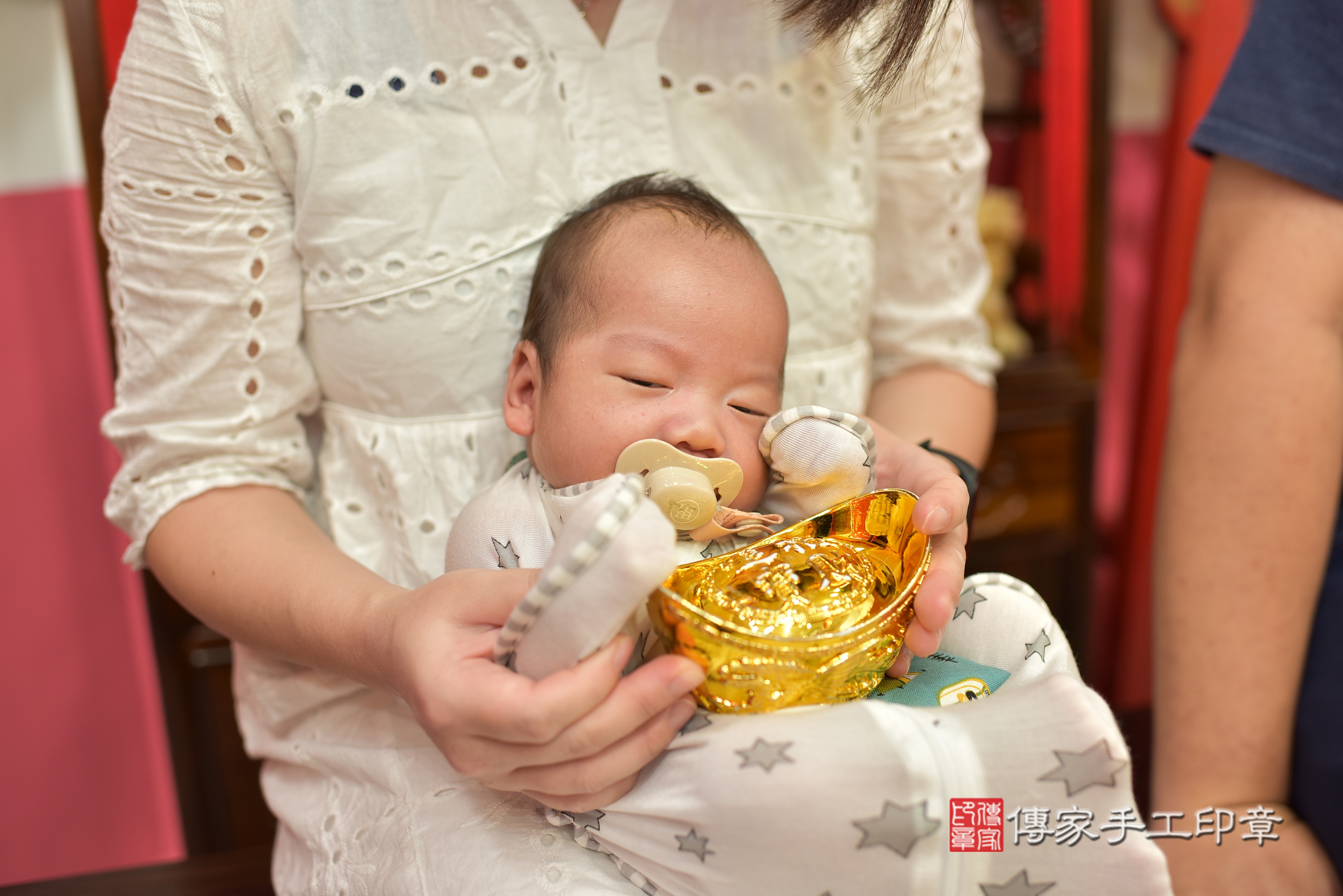 高寶寶(高雄市鳳山區來店嬰兒高寶寶滿月剃頭理髮、到府嬰兒剃胎毛儀式吉祥話)。到府剃頭剃胎毛主持、專業拍照、證書。★購買「臍帶章、肚臍章、胎毛筆刷印章」贈送：剃頭、收涎、抓周，三選一。2023.9.03