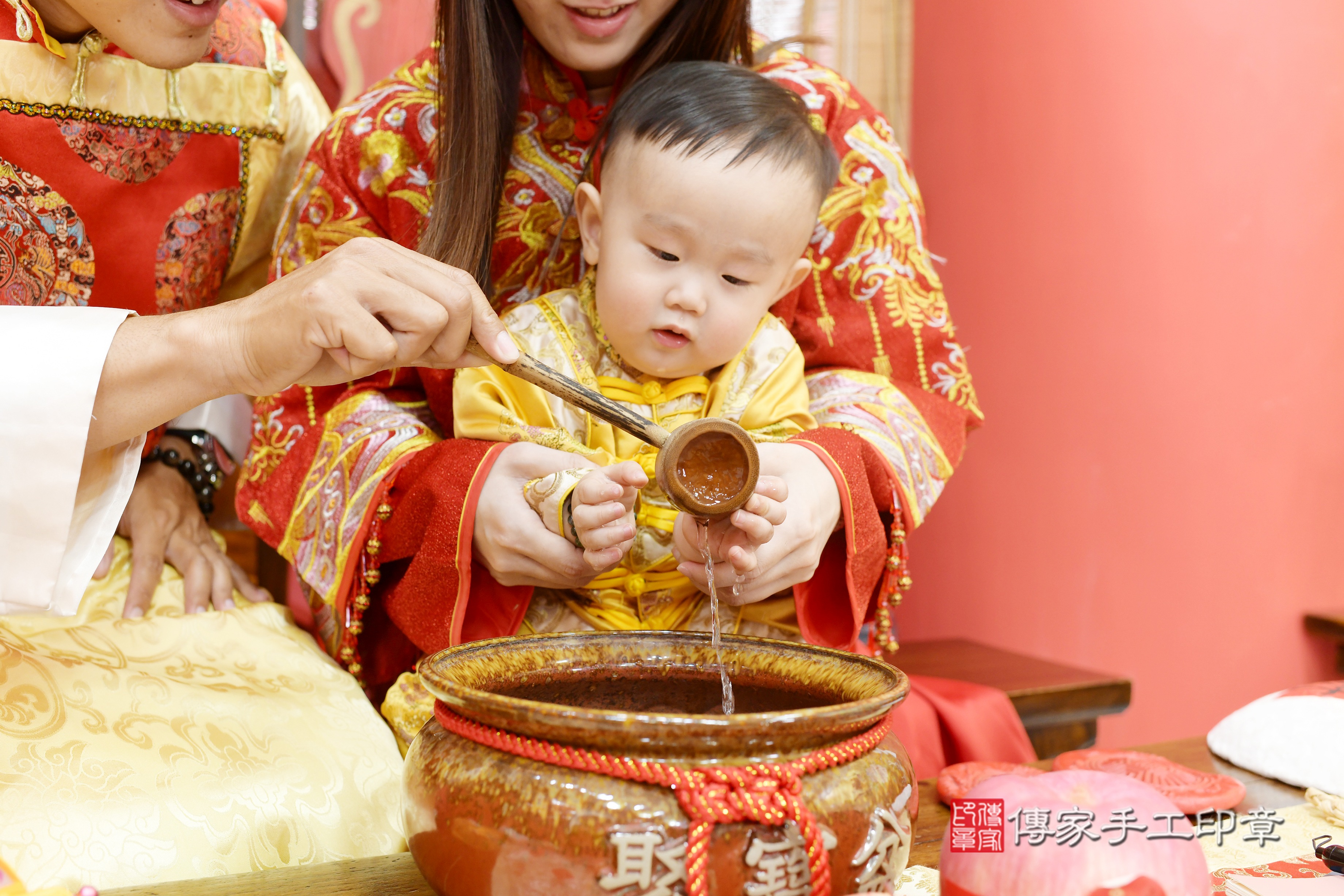 高雄市鳳山區吳寶寶抓周推薦：傳家高雄店抓周度脺中國風會場，嬰兒古禮抓周流程儀式吉祥話、抓周道具物品24種、拍照。抓周證書。2023.09.26