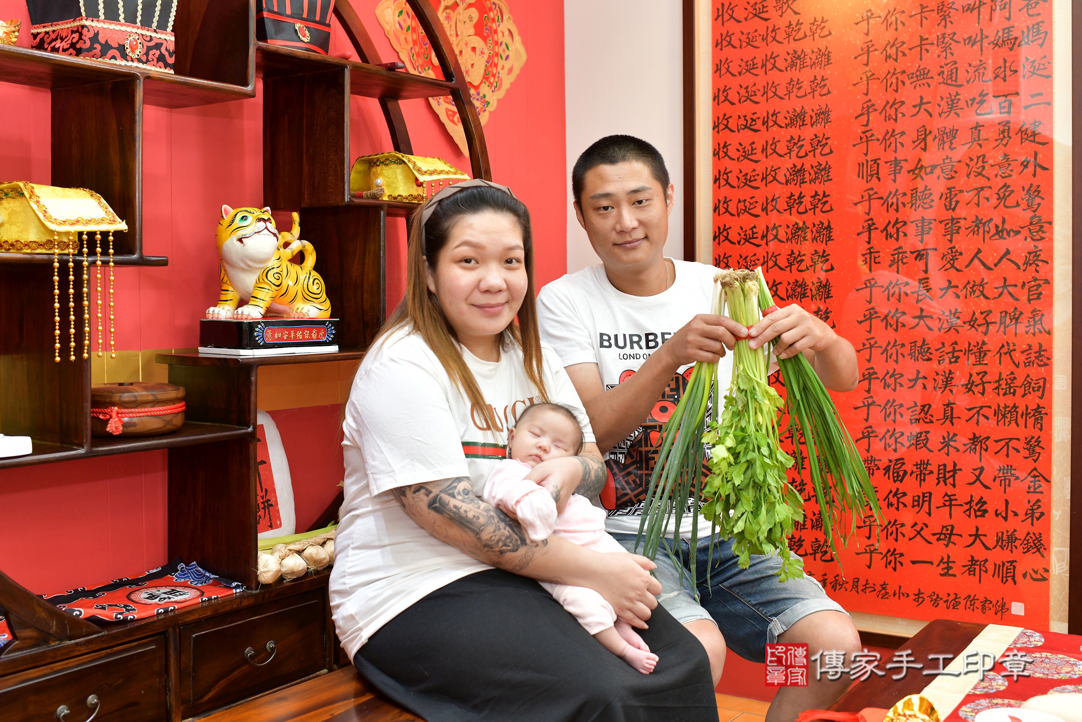 莊寶寶(桃園市八德區來店嬰兒莊寶寶滿月剃頭理髮、來店嬰兒剃胎毛儀式吉祥話)。來店剃頭剃胎毛主持、專業拍照、DVD光碟、證書。★購買「臍帶章、肚臍章、胎毛筆刷印章」贈送：剃頭、收涎、抓周，三選一。2023.10.05