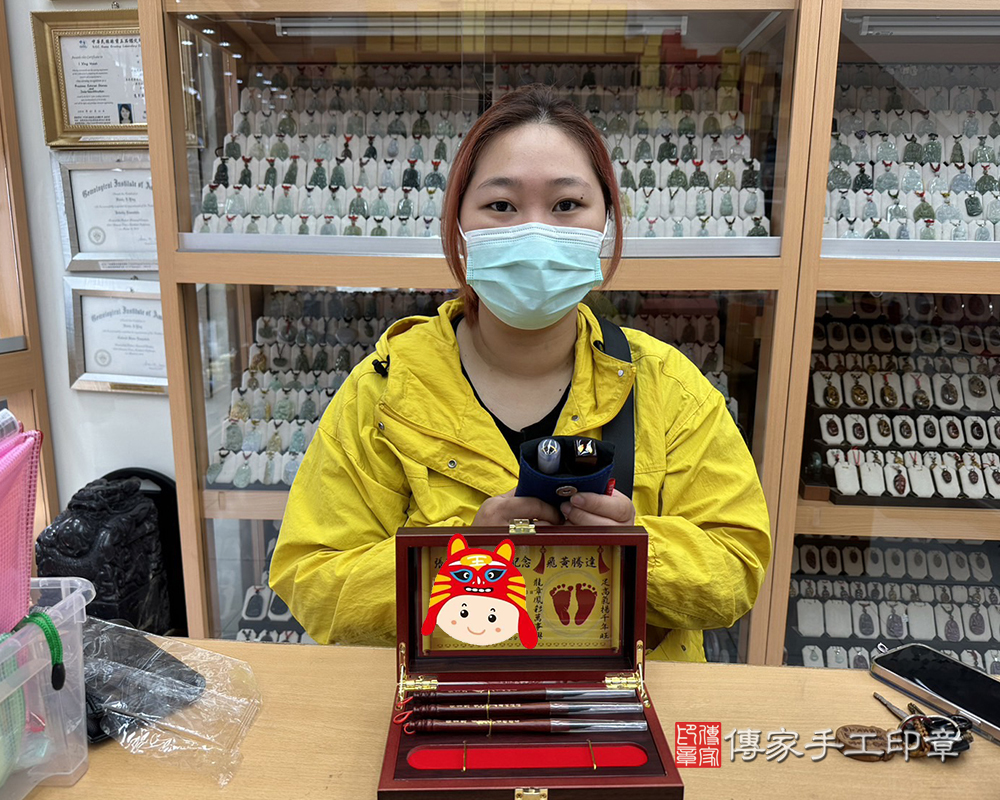 顧客滿意推薦：傳家嬰兒實木小三寶、雞血紅木胎毛章、半手工噴砂紫瑪瑙臍帶章、胎毛筆。桃園市八德區-徐小姐。112.02.11