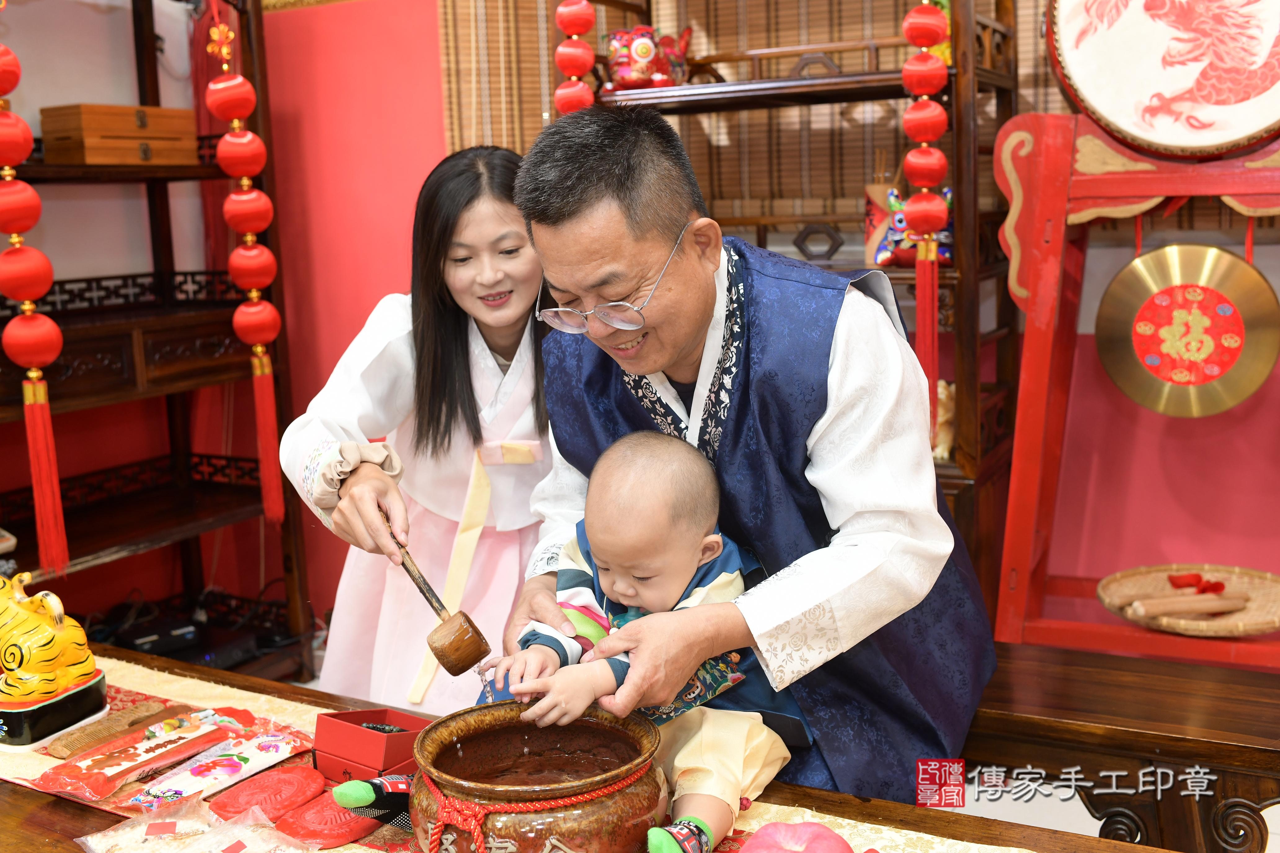 高雄市鳳山區蔡寶寶抓周推薦：傳家高雄店抓周度脺中國風會場，嬰兒古禮抓周流程儀式吉祥話、抓周道具物品24種、拍照。抓周證書。2023.10.11