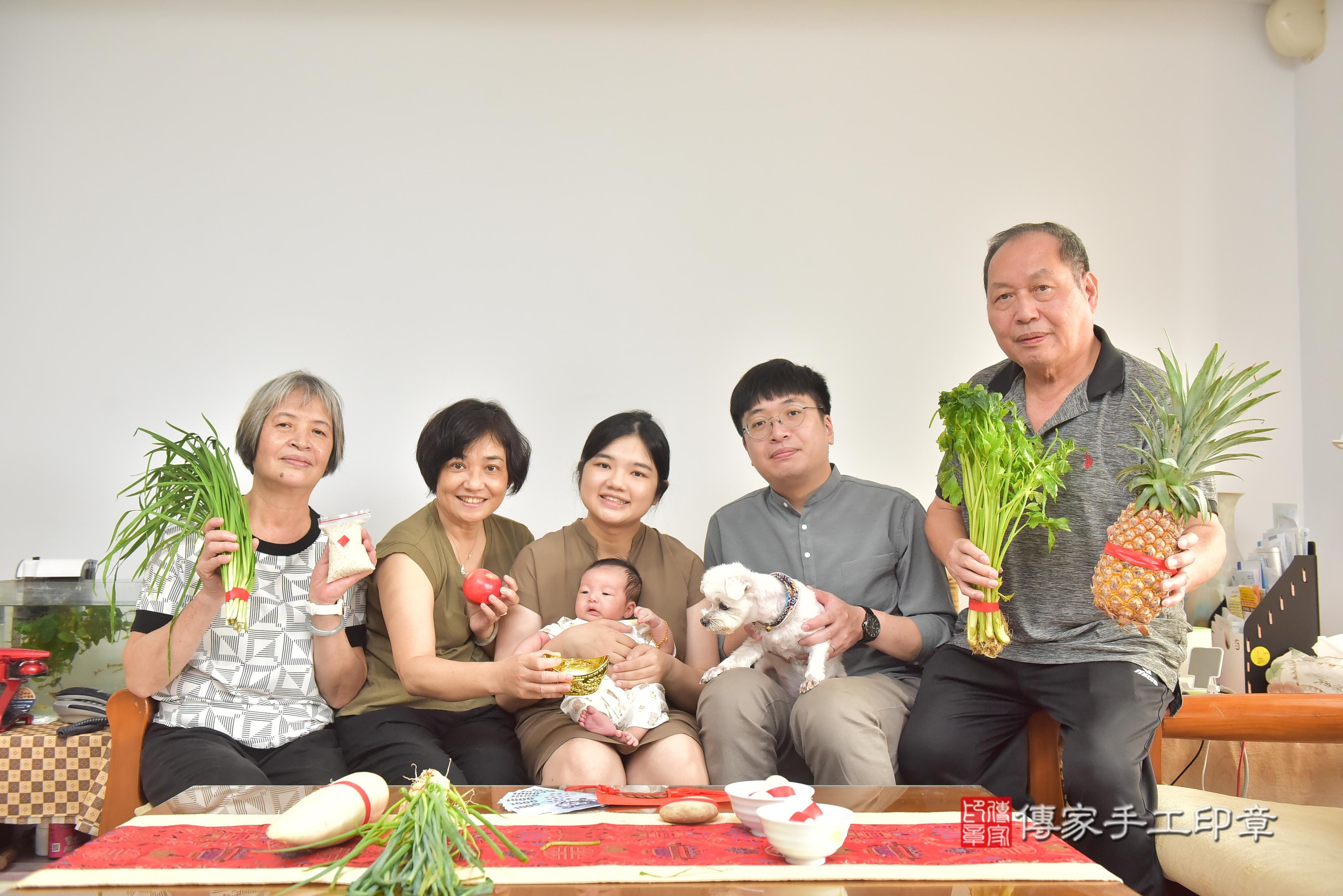 范寶寶(台中市北區到府嬰兒范寶寶滿月剃頭理髮、到府嬰兒剃胎毛儀式吉祥話)。到府剃頭剃胎毛主持、專業拍照、證書。★購買「臍帶章、肚臍章、胎毛筆刷印章」贈送：剃頭、收涎、抓周，三選一。2023.10.21