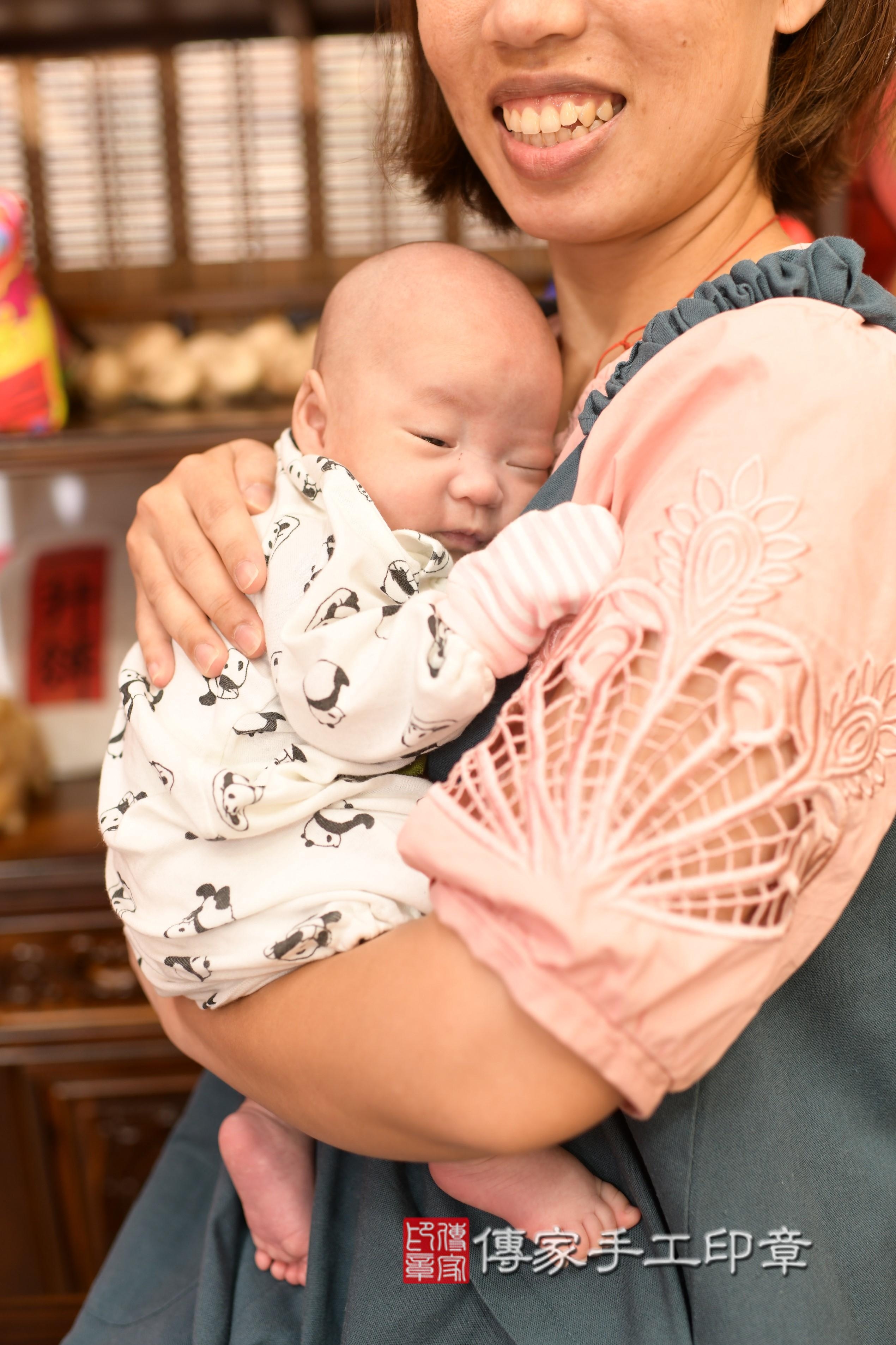 周寶寶(高雄市鳳山區來店嬰兒周寶寶滿月剃頭理髮、到府嬰兒剃胎毛儀式吉祥話)。到府剃頭剃胎毛主持、專業拍照、證書。★購買「臍帶章、肚臍章、胎毛筆刷印章」贈送：剃頭、收涎、抓周，三選一。2023.10.21