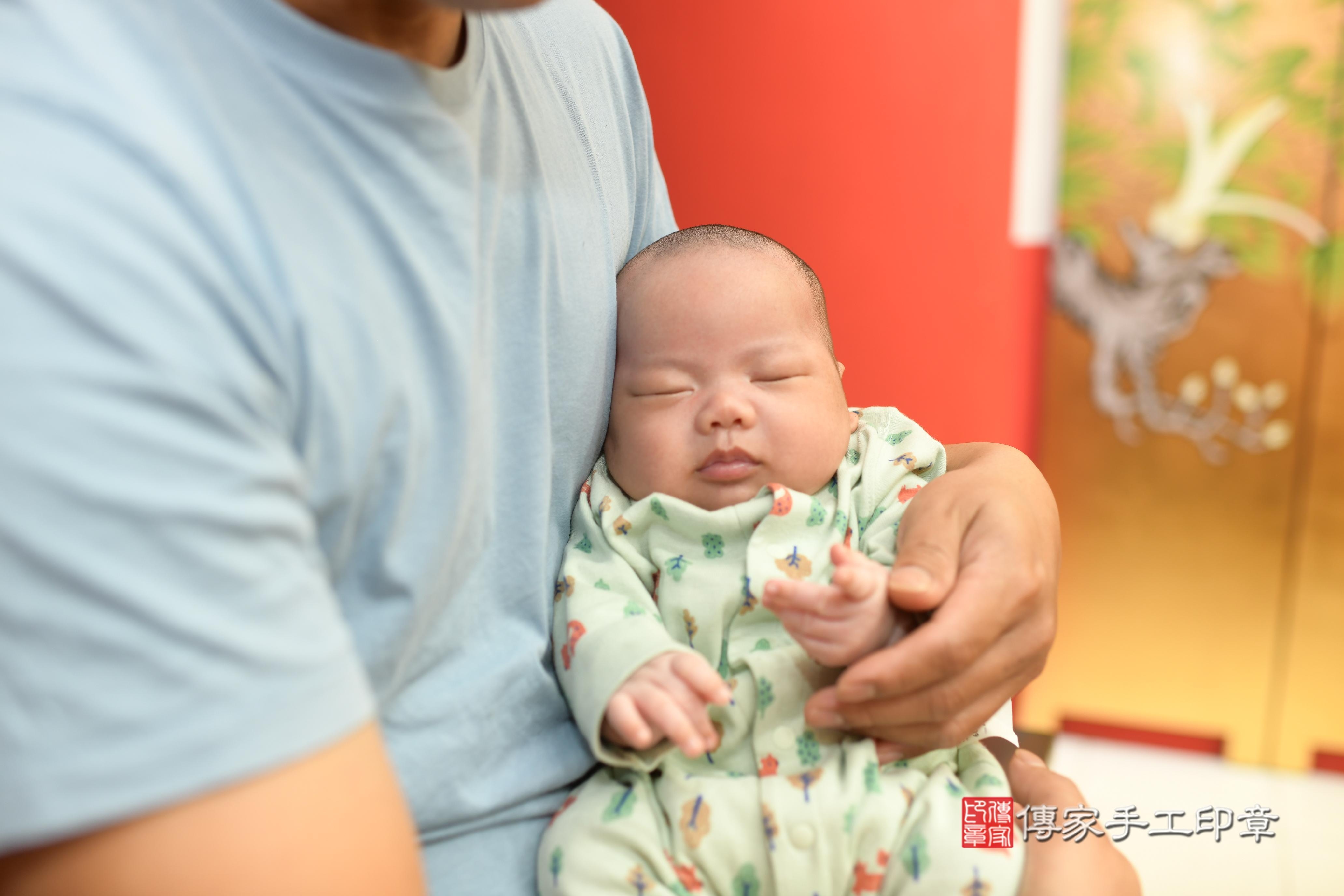 黃寶寶(高雄市鳳山區來店嬰兒黃寶寶滿月剃頭理髮、到府嬰兒剃胎毛儀式吉祥話)。來店剃頭剃胎毛主持、專業拍照、證書。★購買「臍帶章、肚臍章、胎毛筆刷印章」贈送：剃頭、收涎、抓周，三選一。2023.10.23