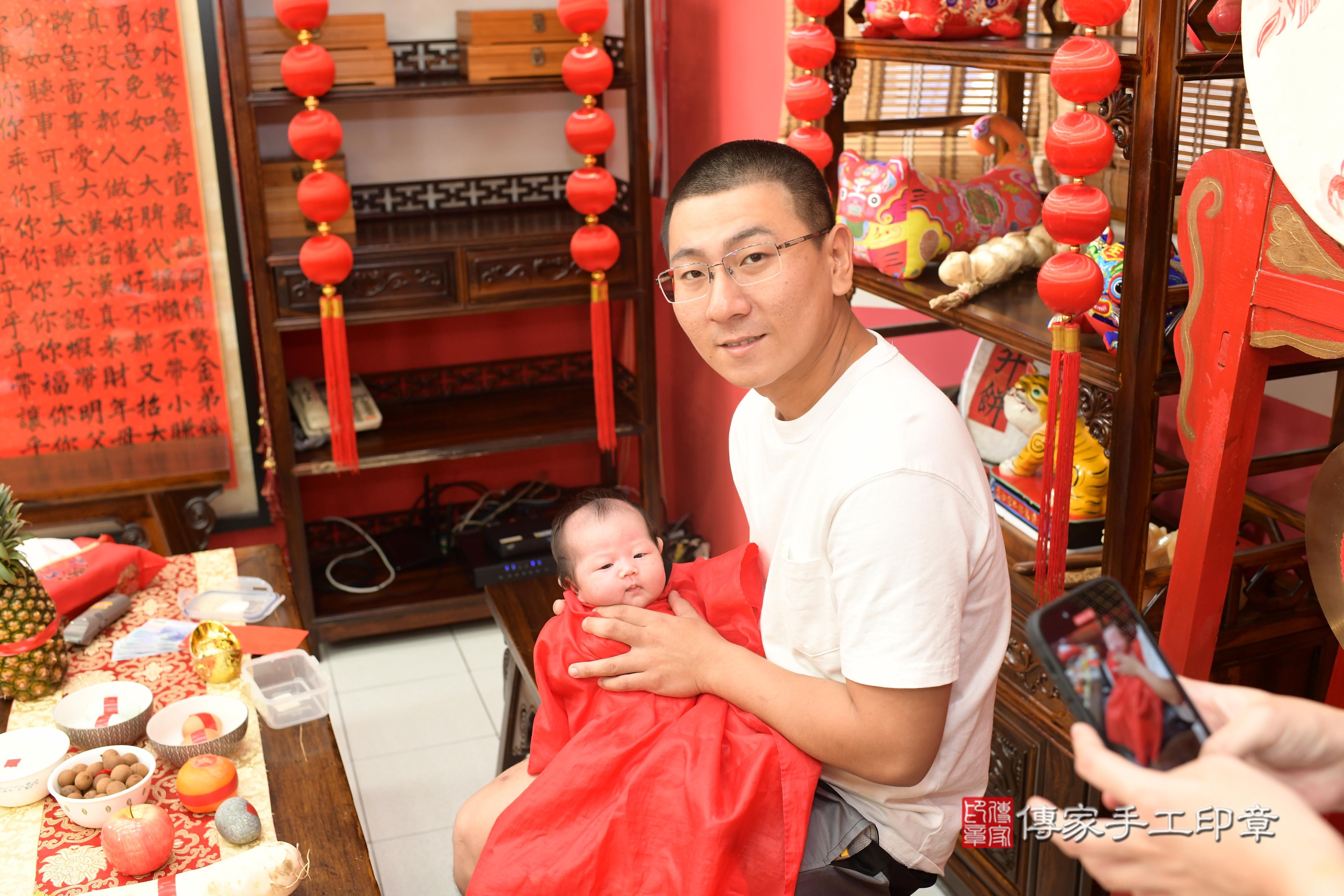 呂寶寶(高雄市鳳山區來店嬰兒呂寶寶滿月剃頭理髮、來店嬰兒剃胎毛儀式吉祥話)。來店剃頭剃胎毛主持、專業拍照、證書。★購買「臍帶章、肚臍章、胎毛筆刷印章」贈送：剃頭、收涎、抓周，三選一。2023.11.05